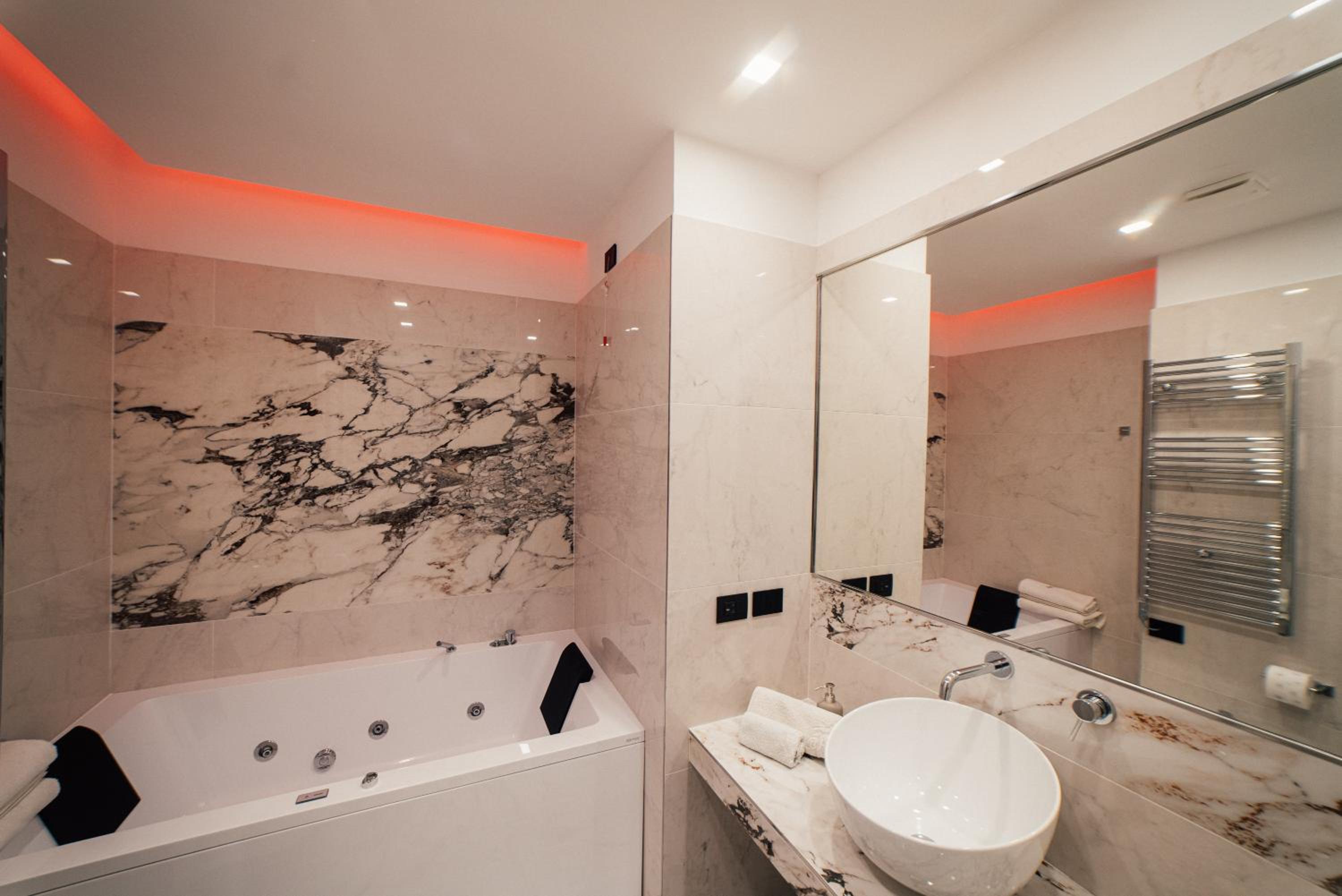 Deluxe Suite with Spa Bath - Photo 22