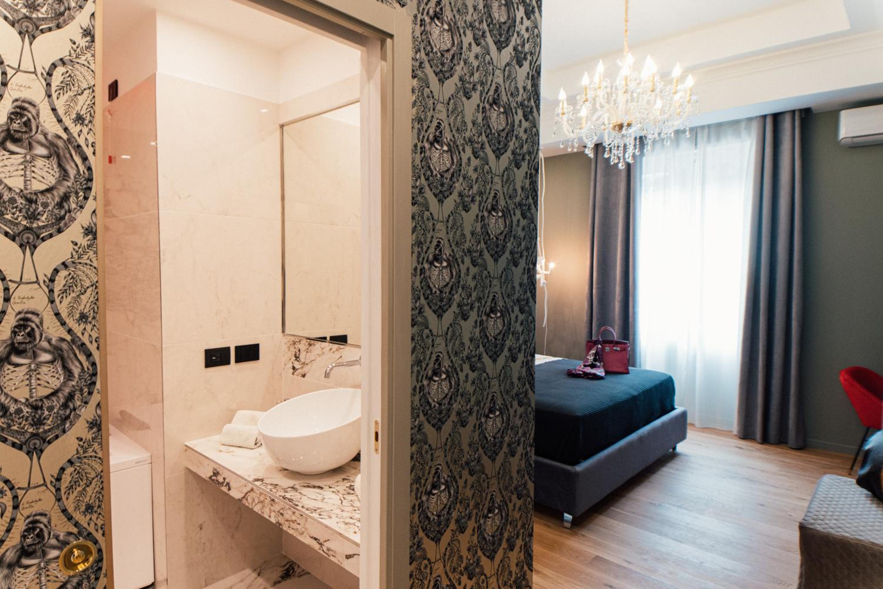 Deluxe Suite with Spa Bath - Photo 20