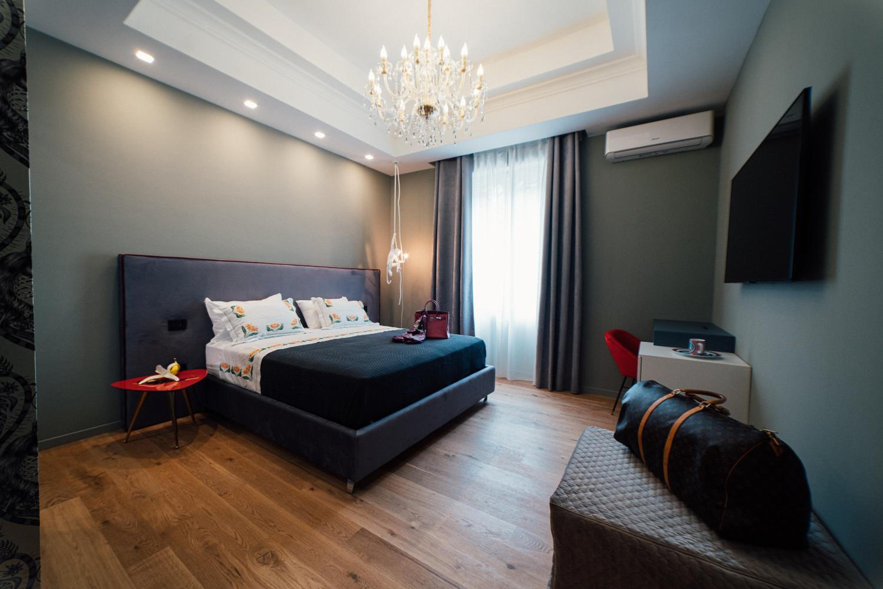 Deluxe Suite with Spa Bath - Photo 21