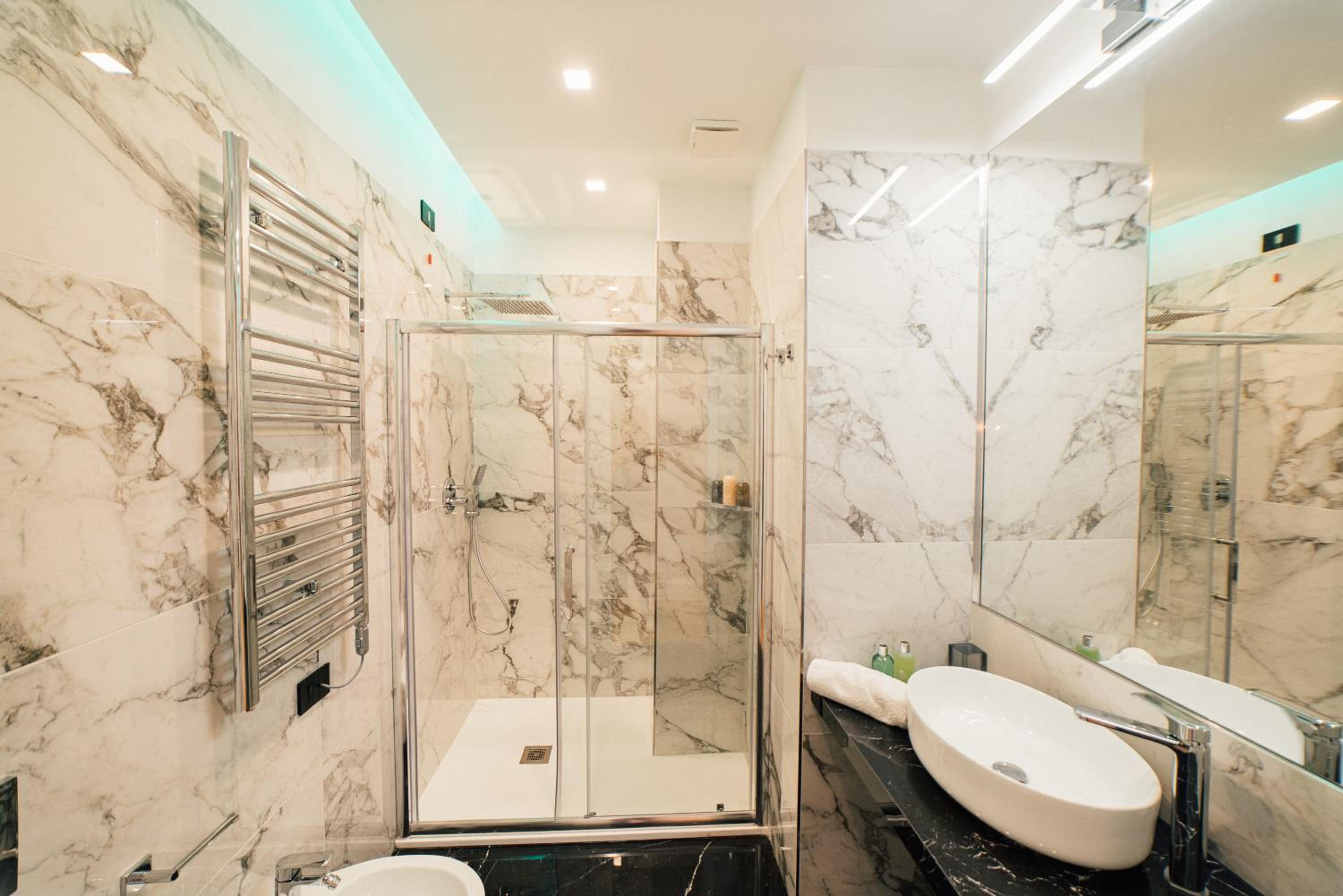 Double Room with Balcony - Photo 24