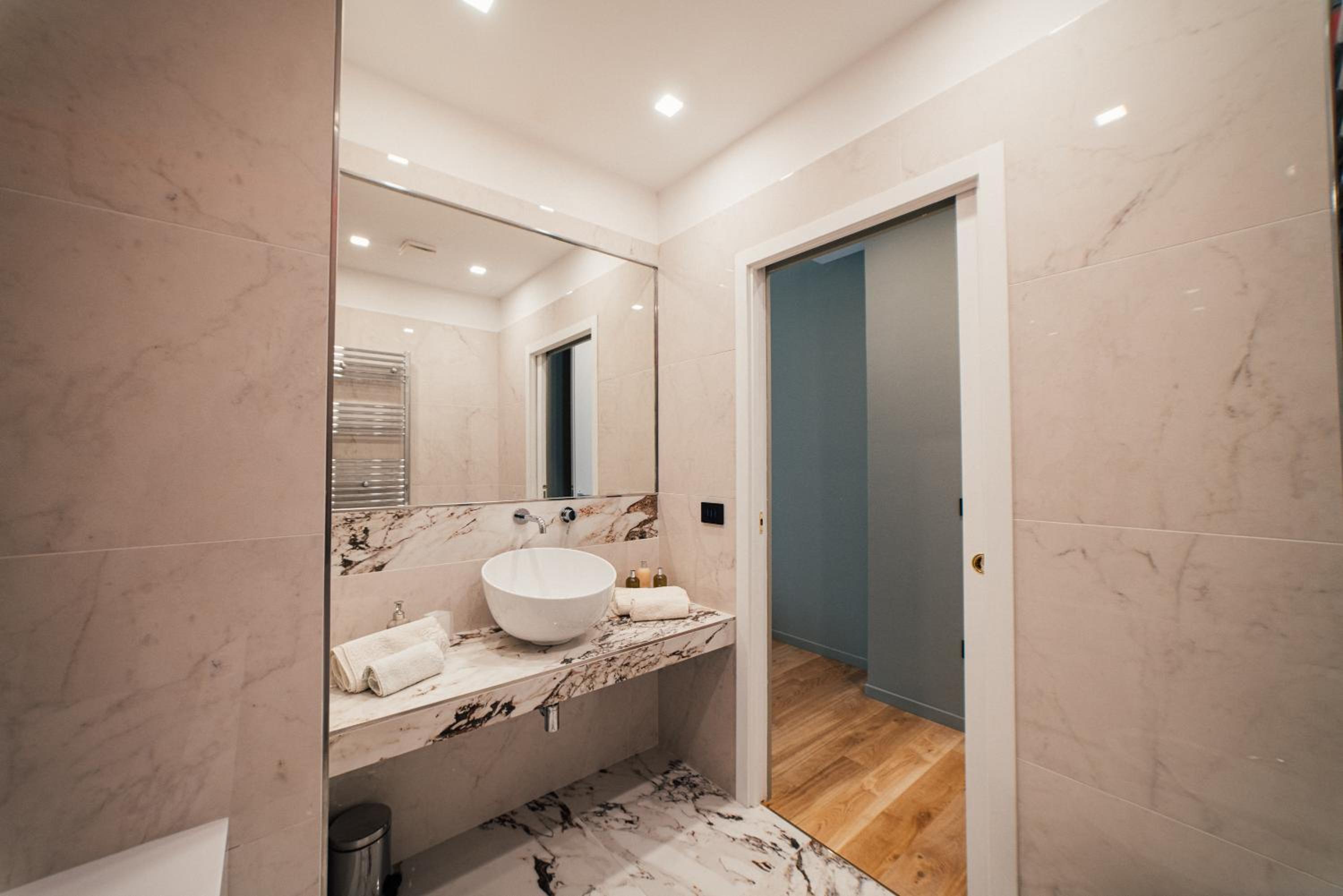 Deluxe Suite with Spa Bath - Photo 17