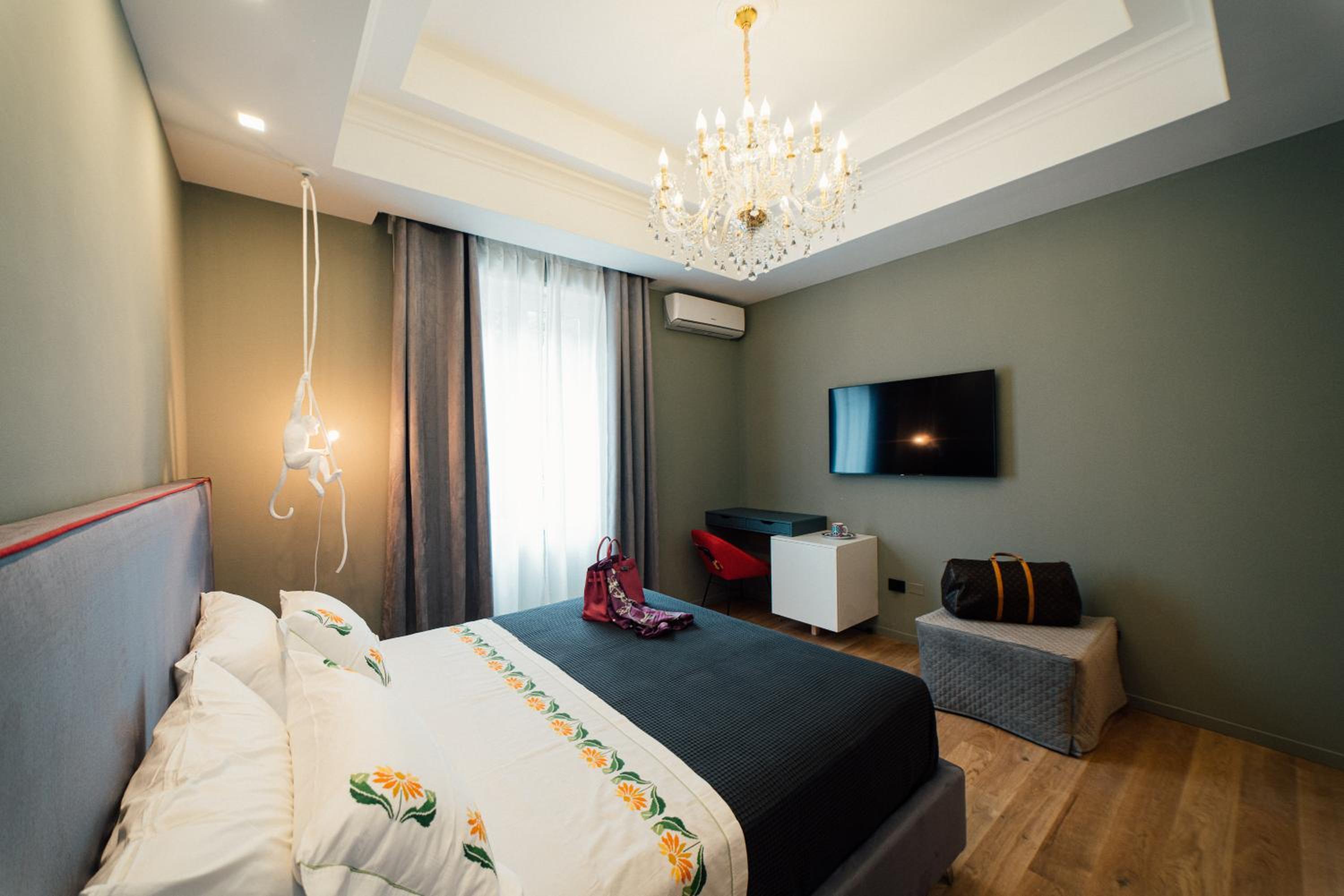 Deluxe Suite with Spa Bath - Photo 16