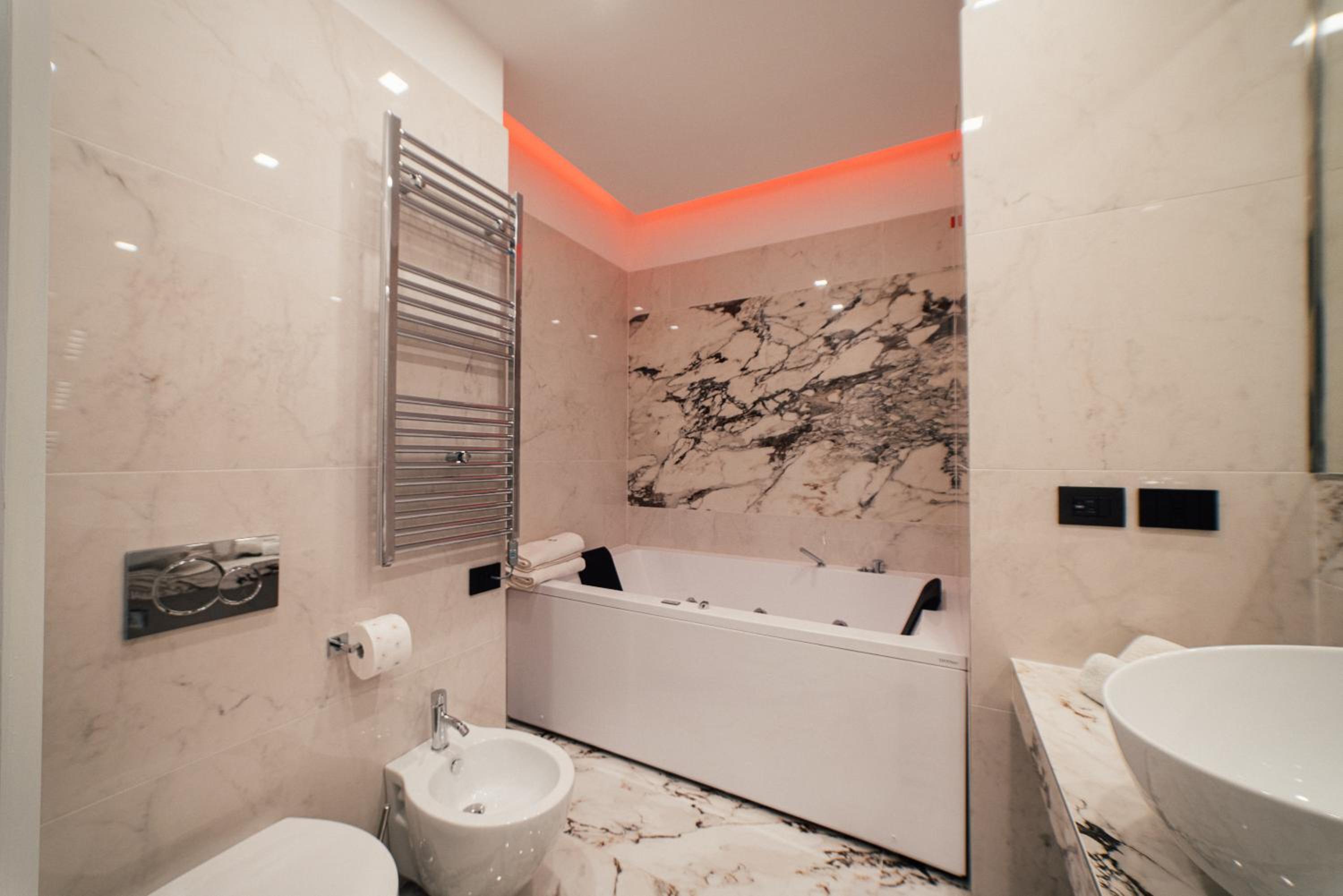 Deluxe Suite with Spa Bath - Photo 30