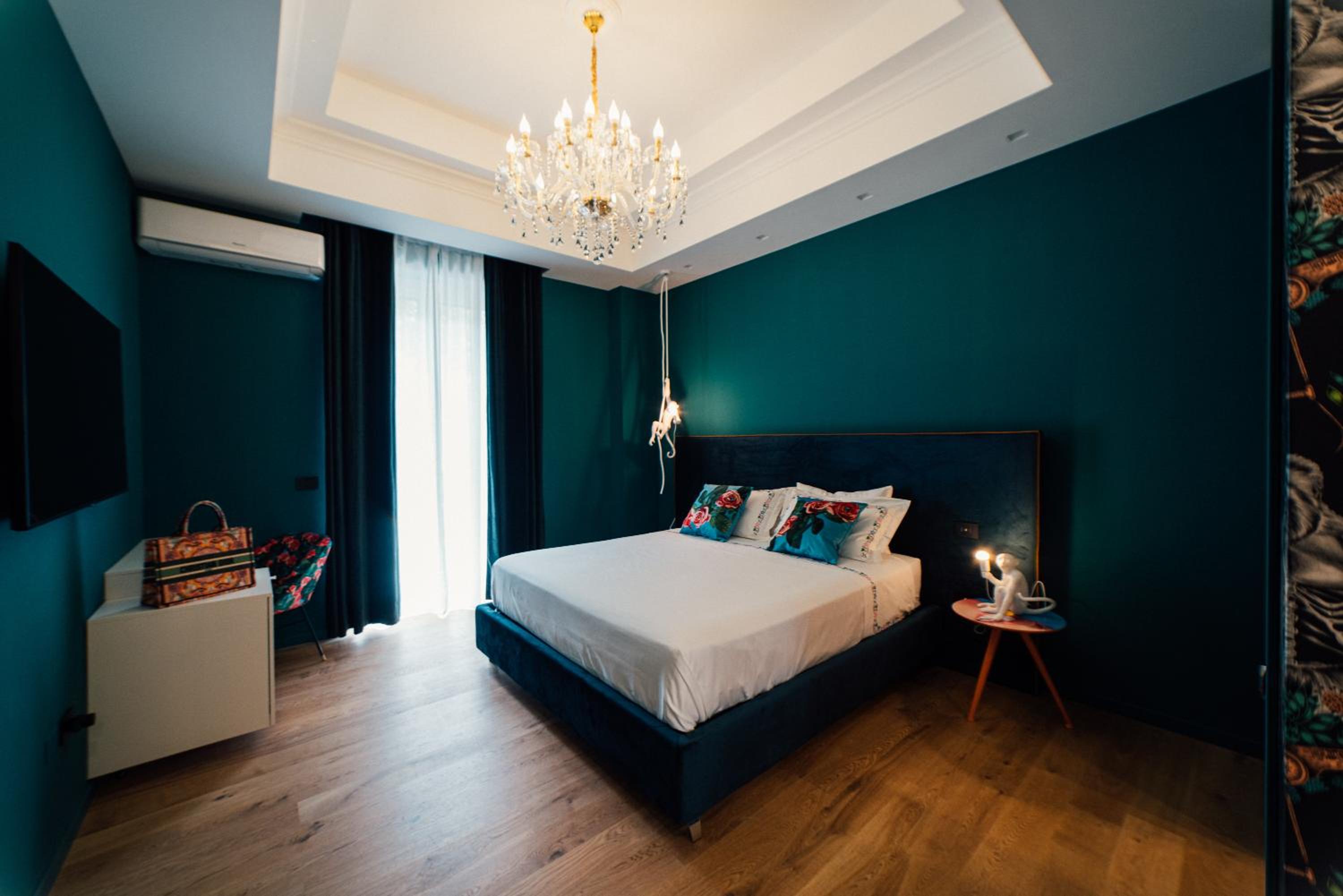 King Suite with Balcony - Photo 23