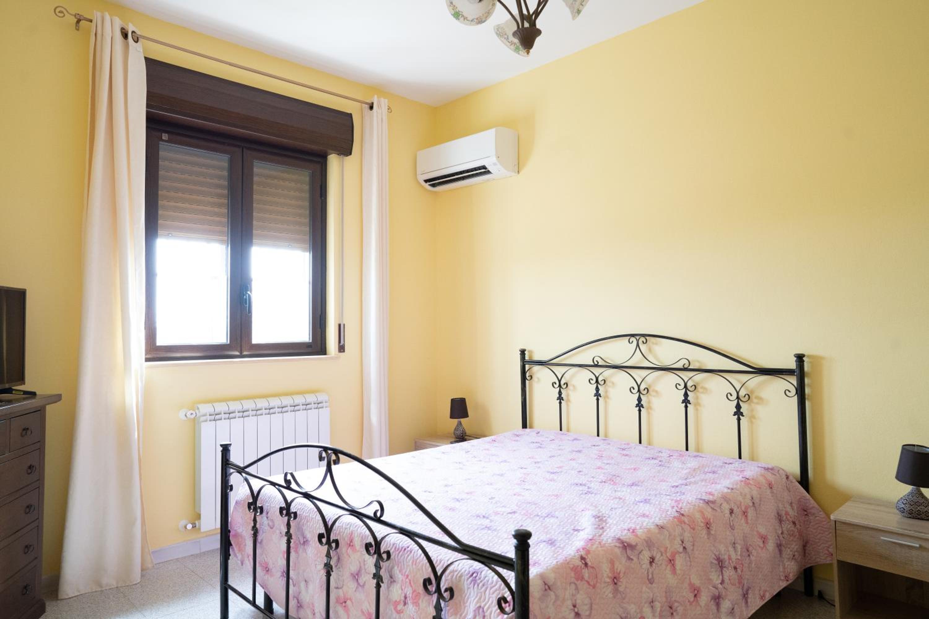 Deluxe Double Room with Bath - Photo 1