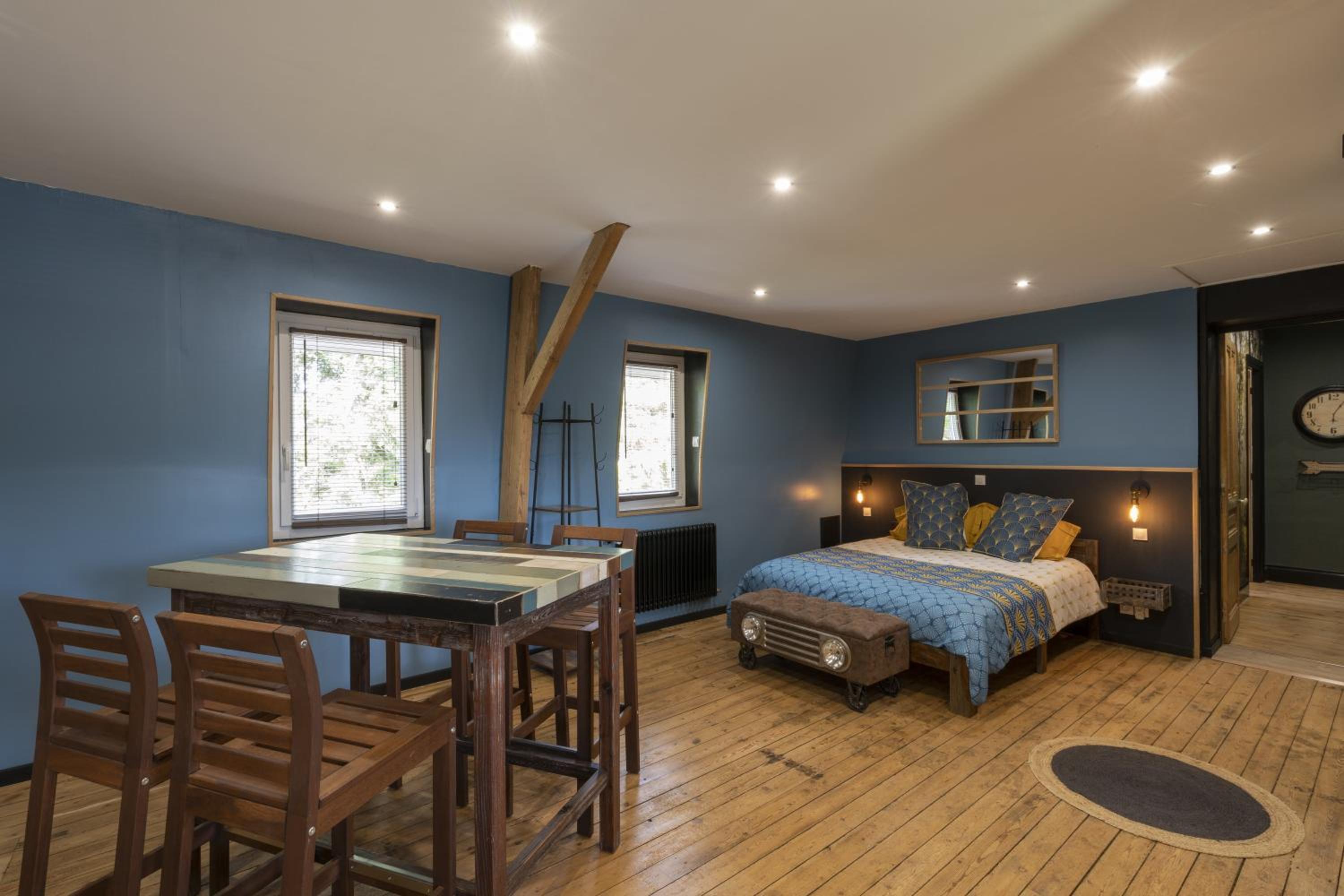 Family Room with Private Bathroom photo 2