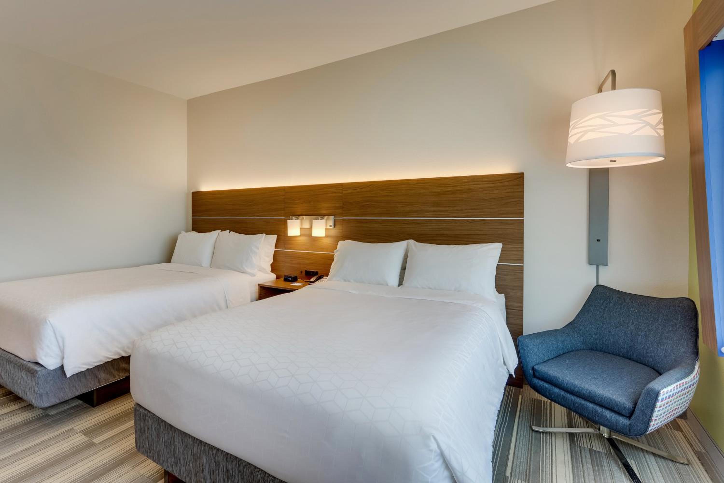Standard Queen Room with Two Queen Beds - Photo 10