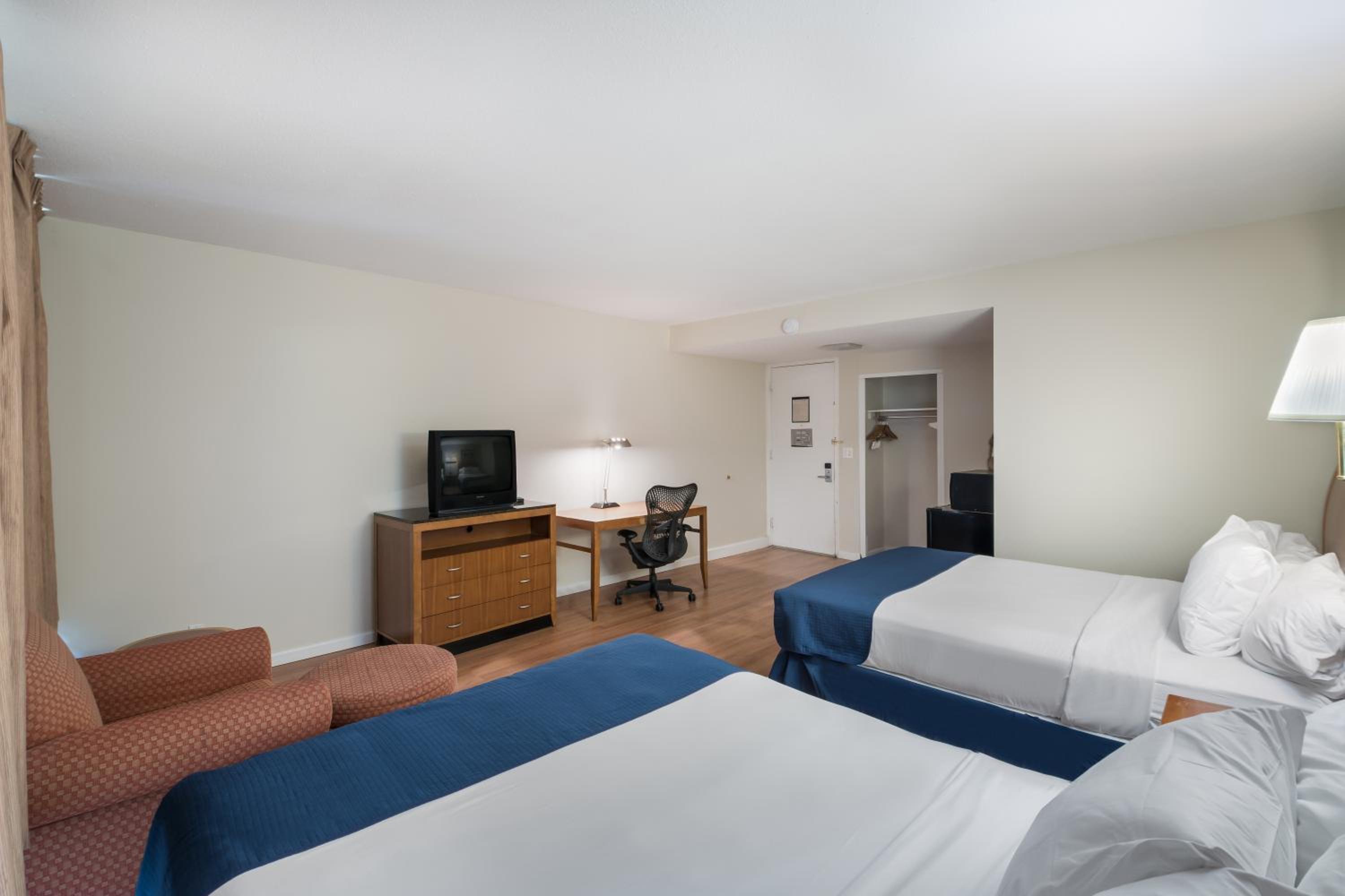Queen Room - Disability Access photo 1