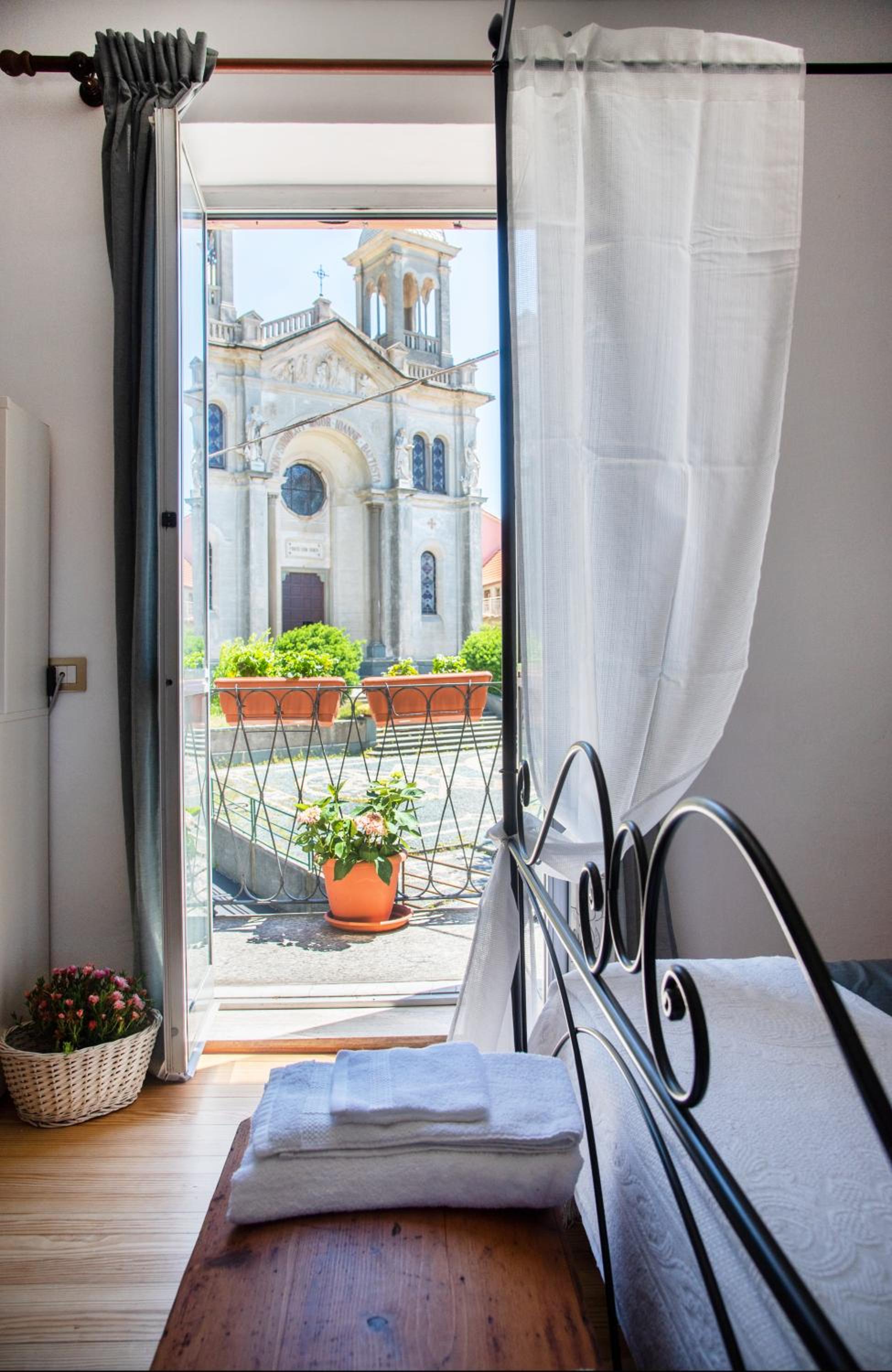 Double Room with Balcony - Photo 12