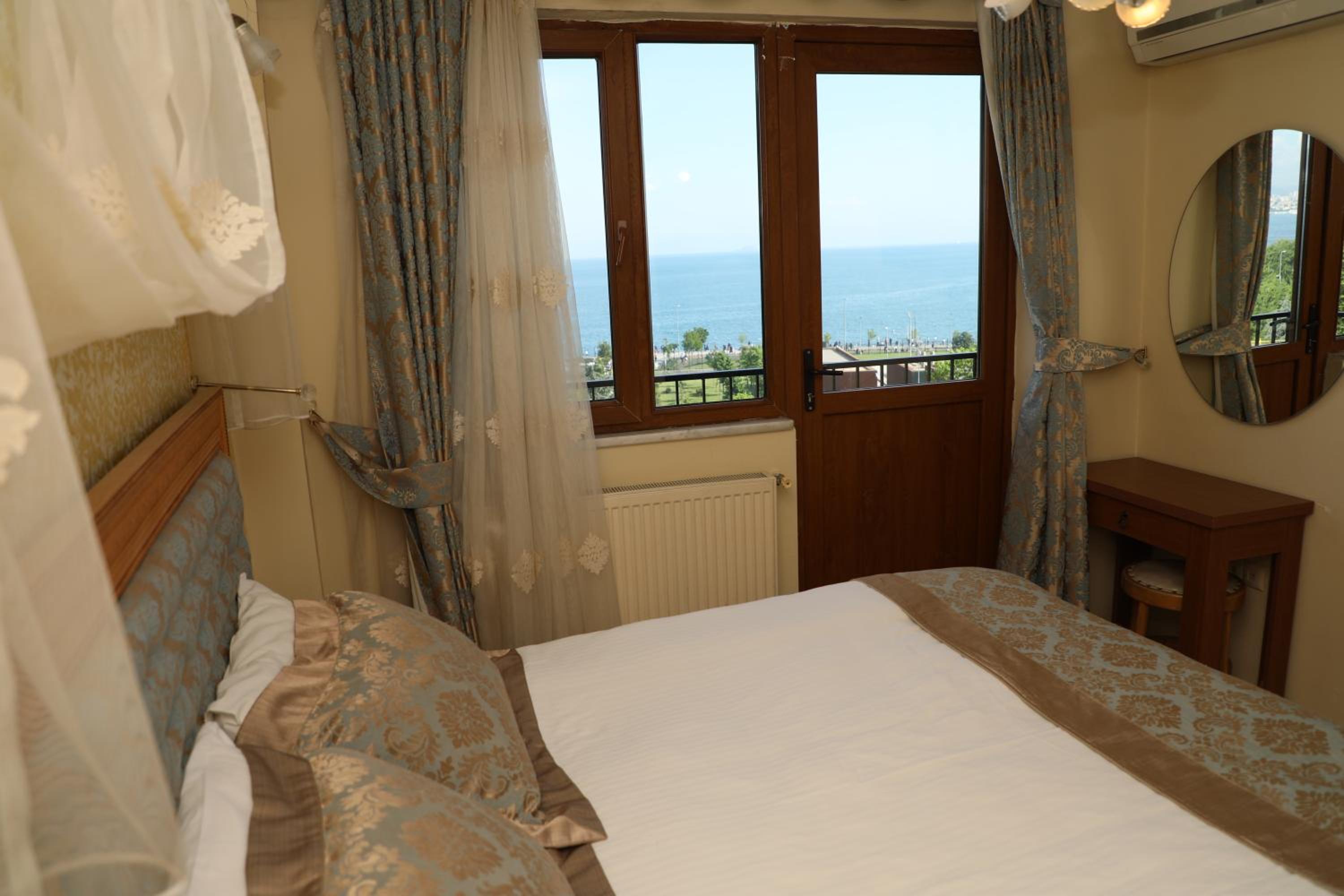 Double Room with Balcony and Sea View photo 3