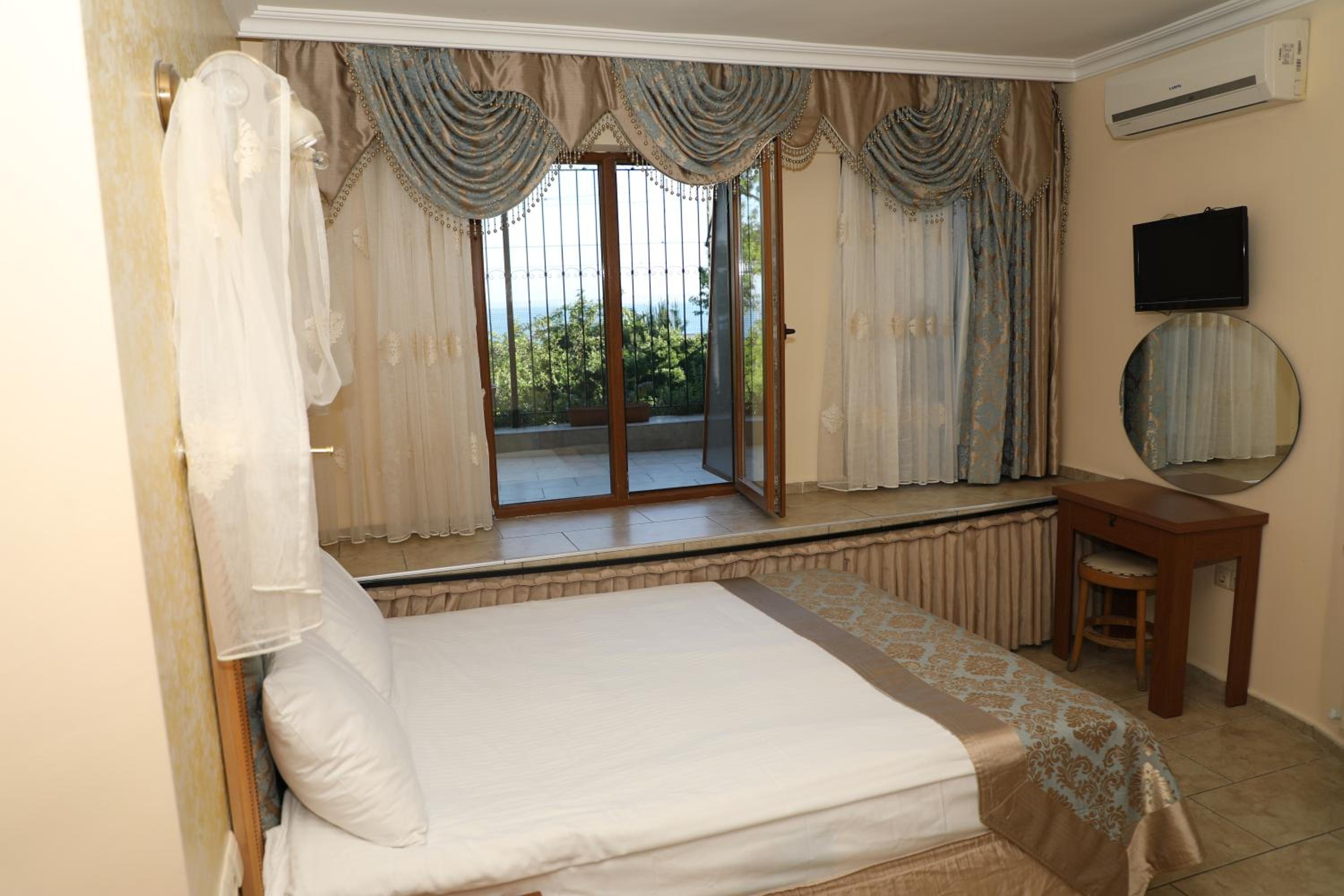 Economy Double Room with Garden View - Basement Floor photo 1