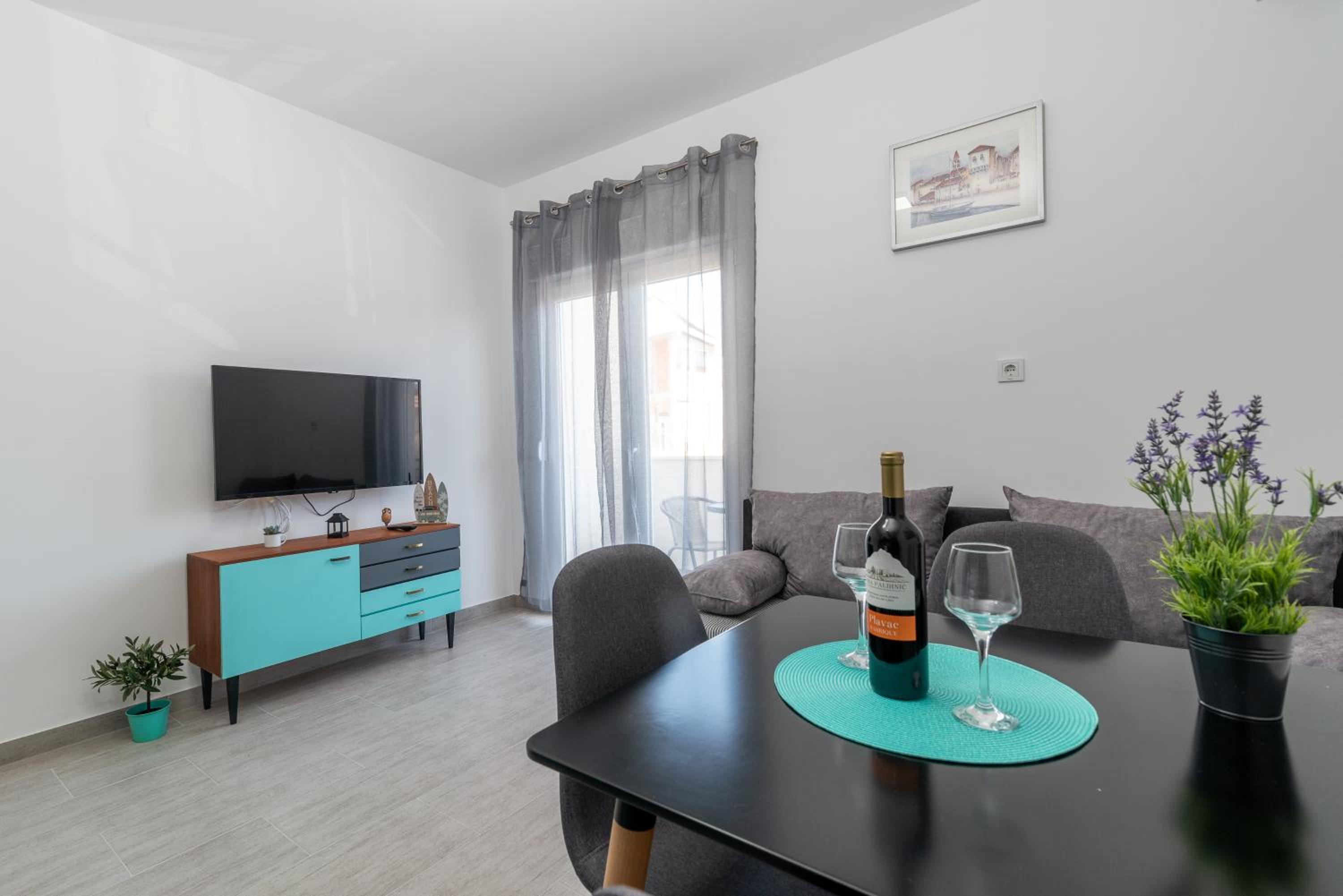 One-Bedroom Apartment - Photo 3
