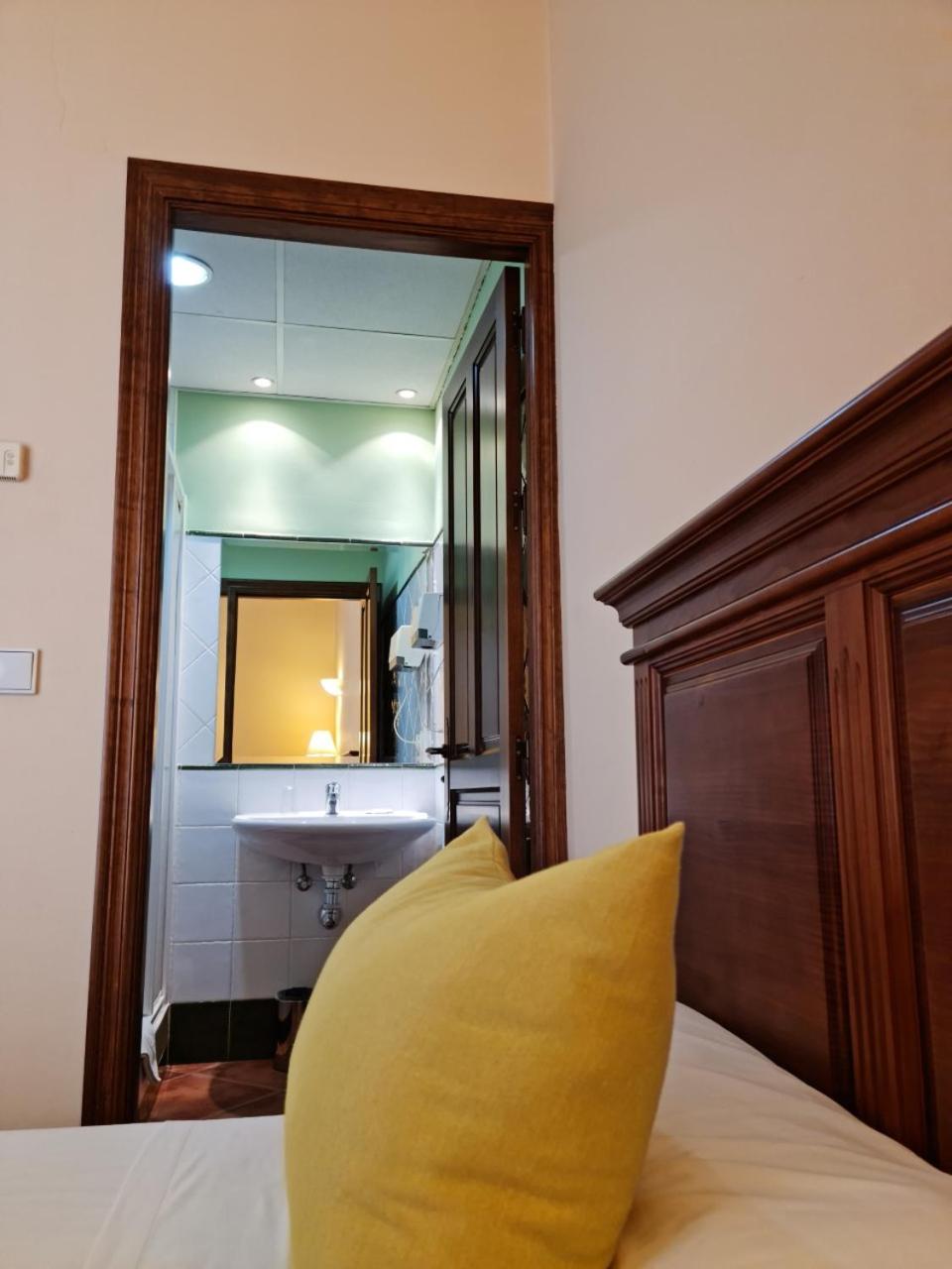Double Room - Photo 7