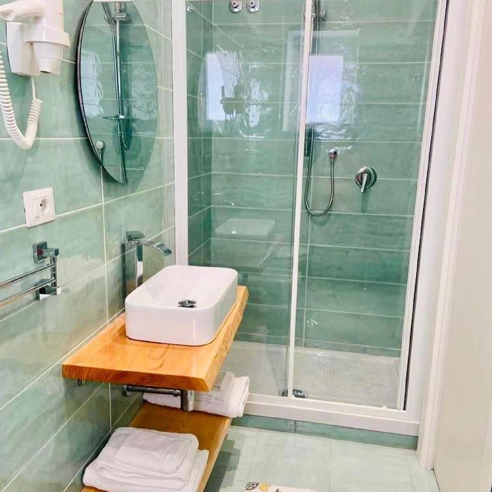 Double Room with Private Bathroom - Photo 3