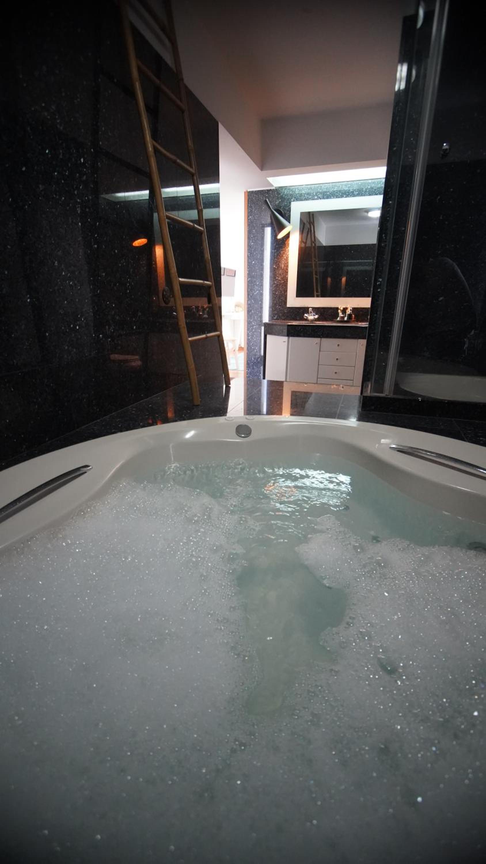 Double Room with Spa Bath - Photo 5
