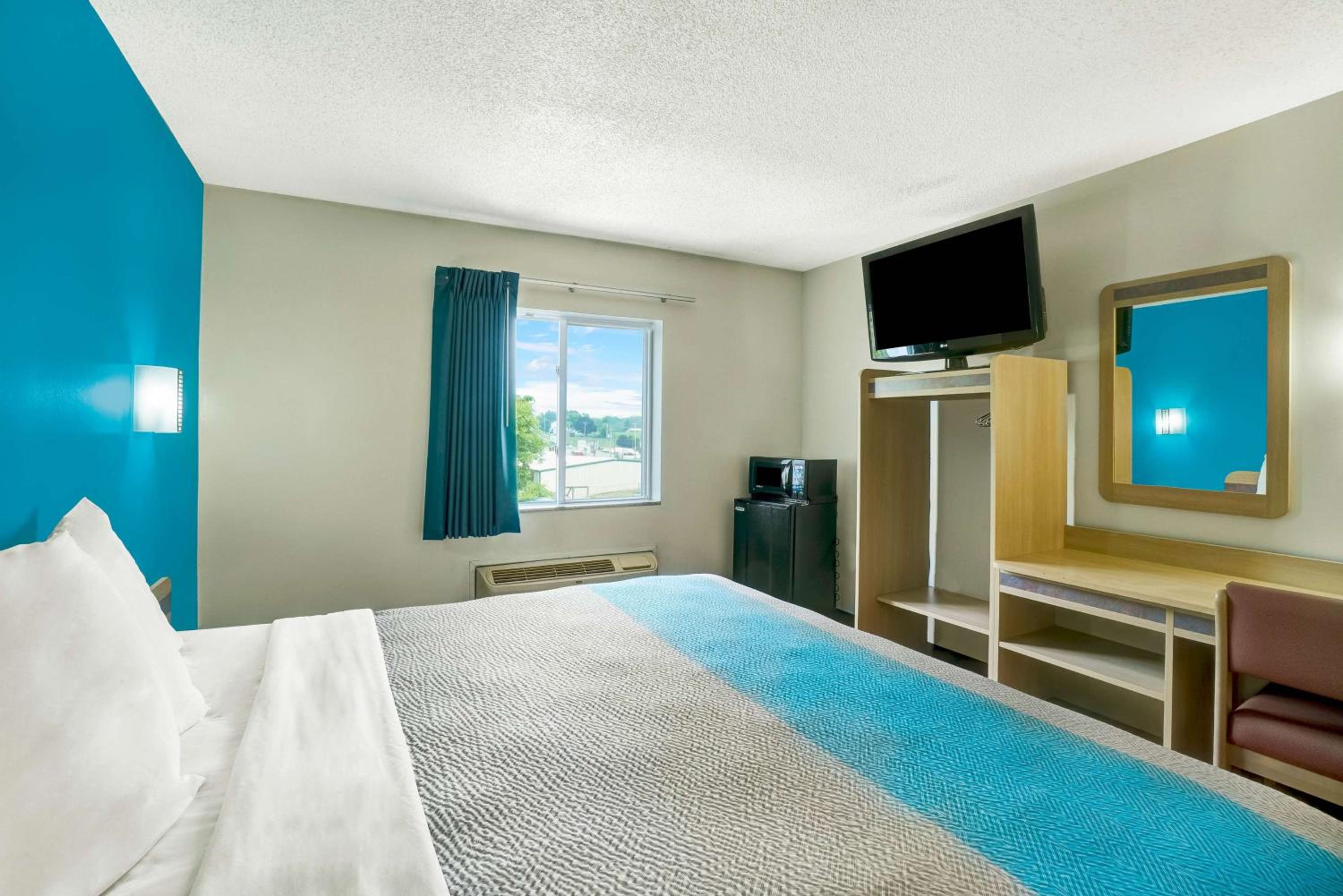 Triple Room - Non-Smoking photo 2