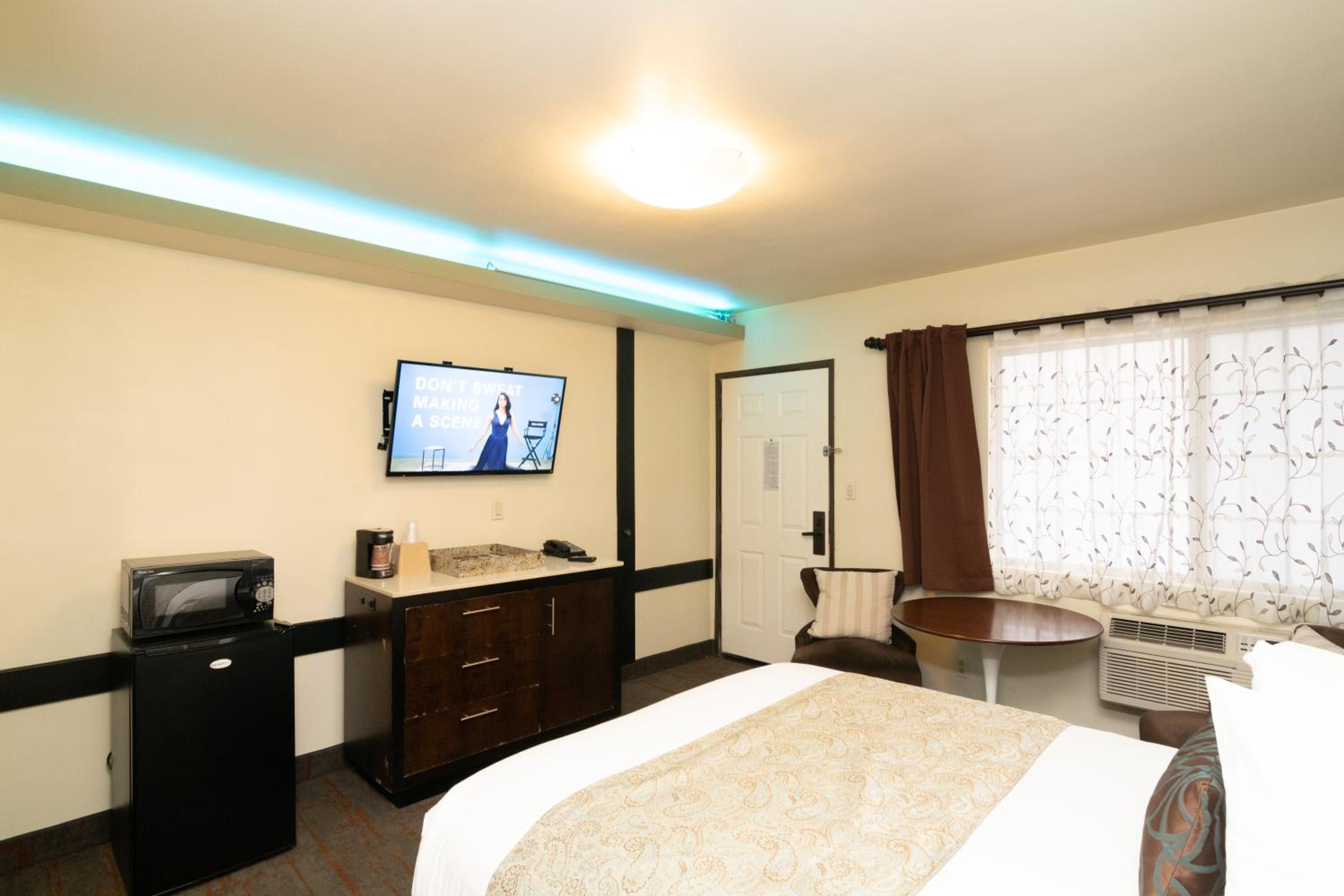 Queen Room - Non-Smoking - Photo 1