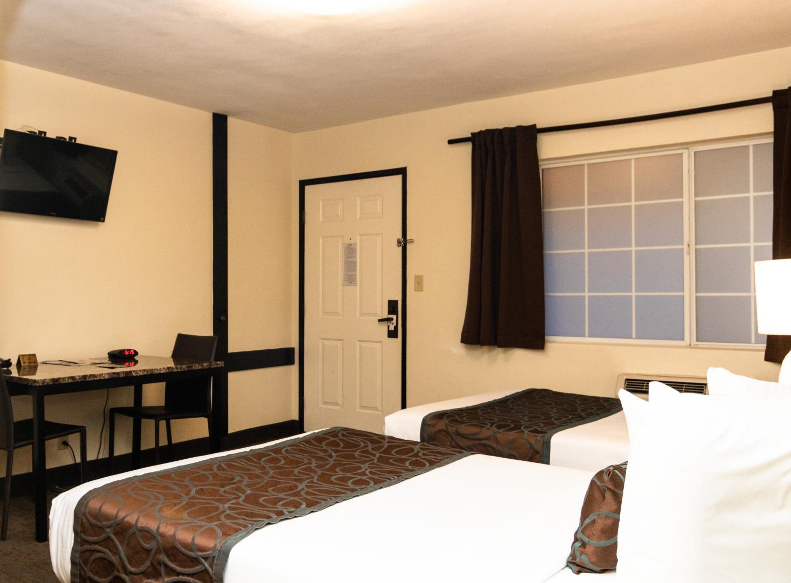 Double Room with Two Double Beds - Non-Smoking - Photo 2