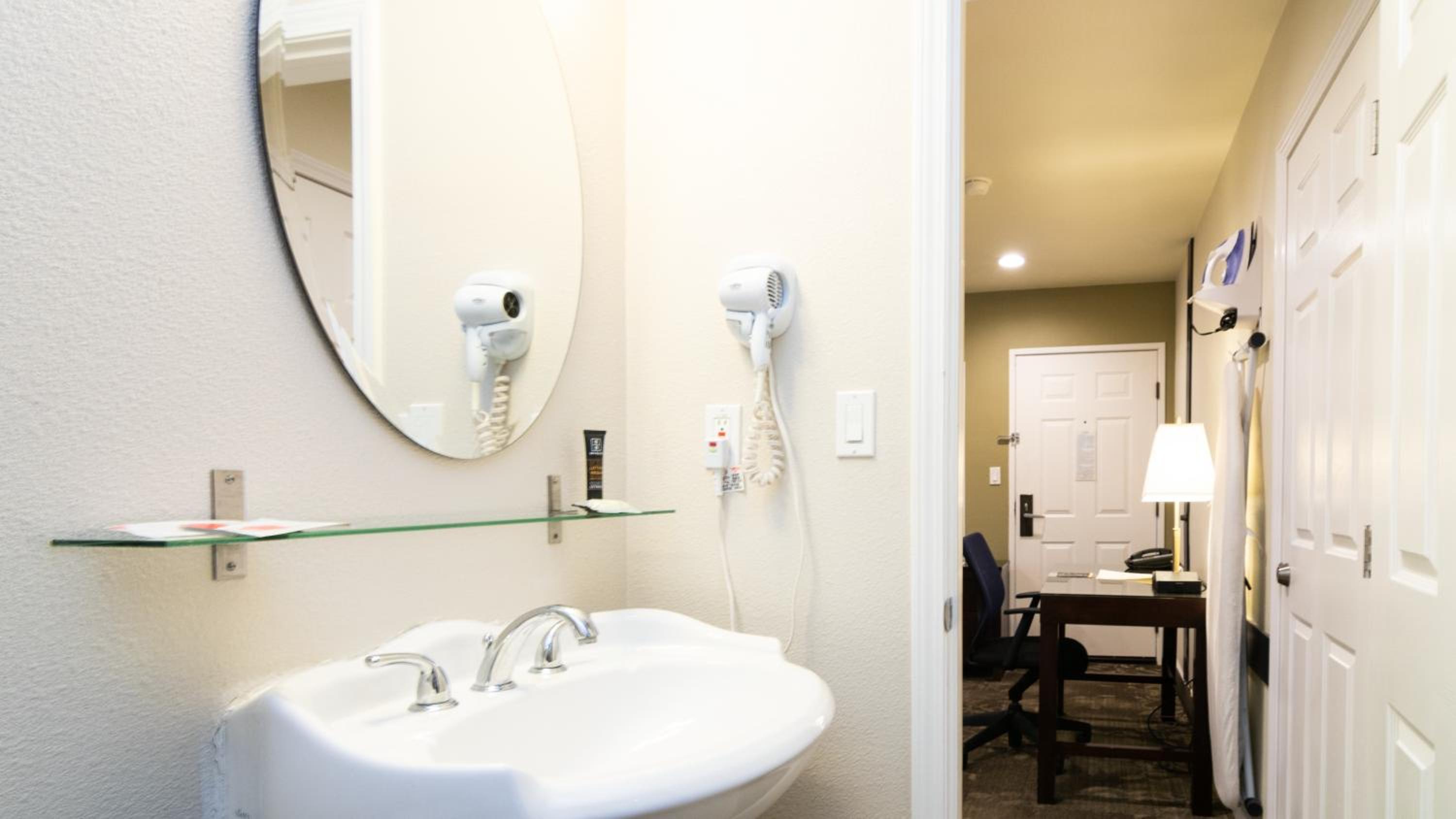 Queen Room - Non-Smoking - Photo 6