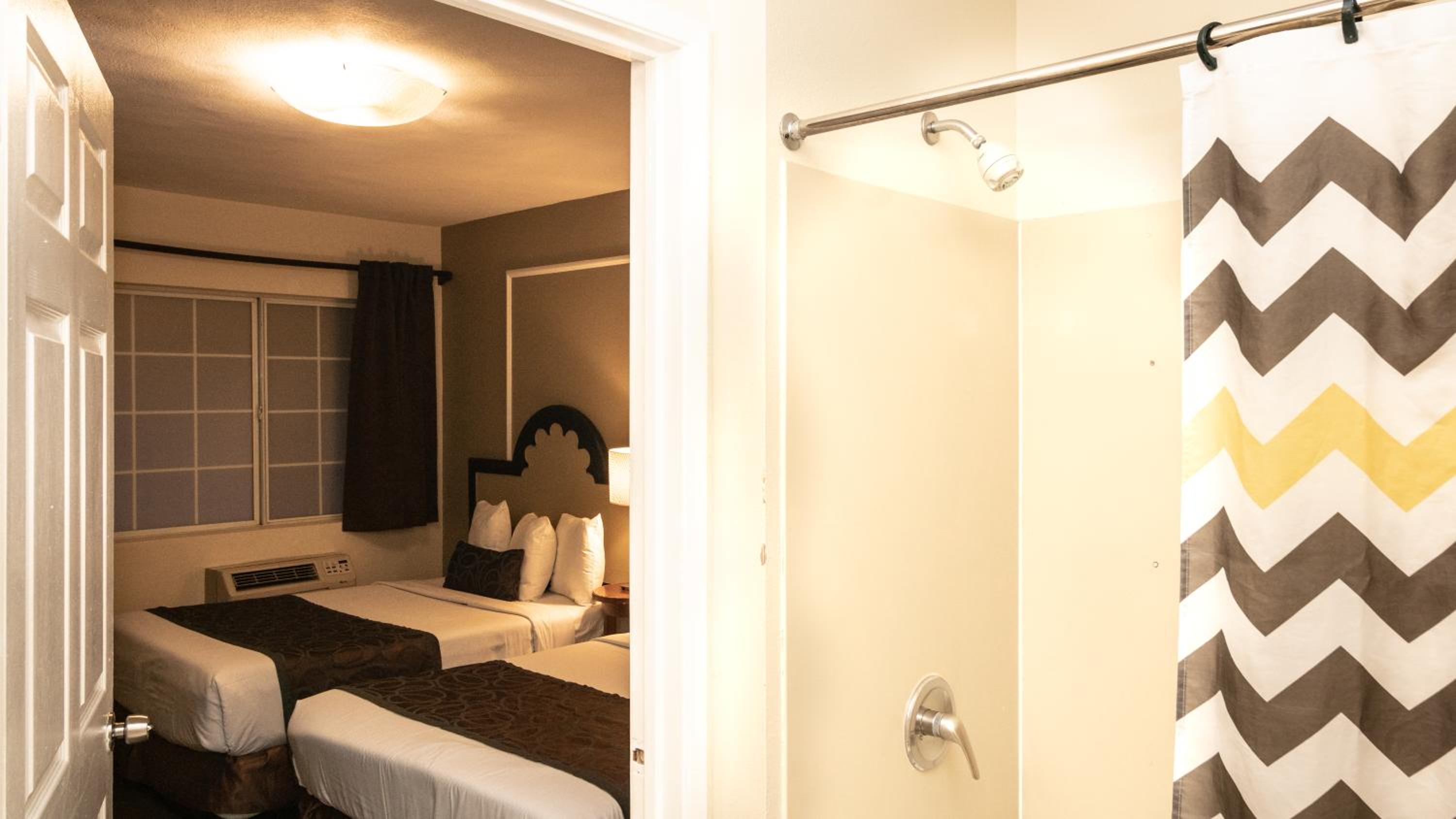 Double Room with Two Double Beds - Non-Smoking - Photo 5