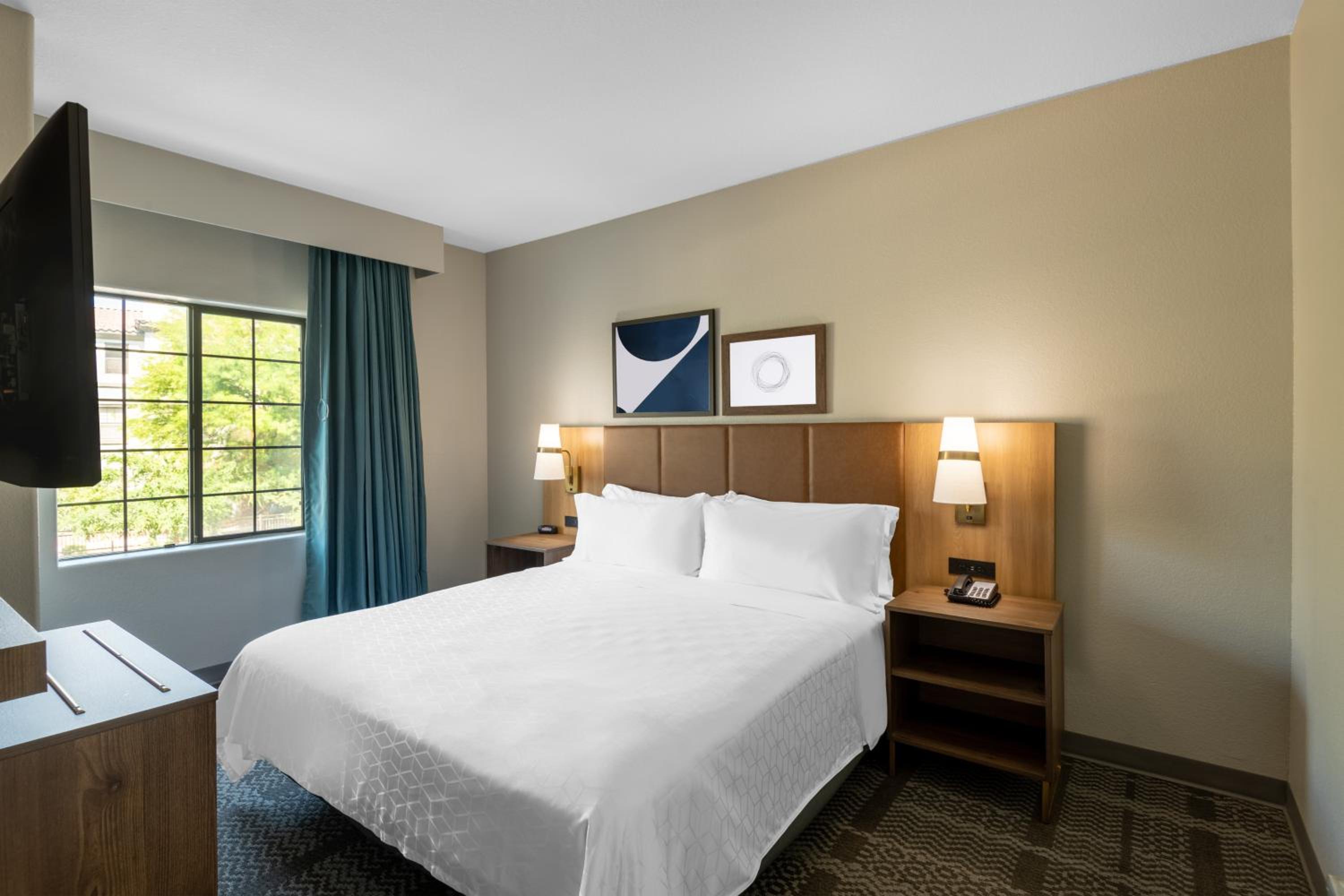 Two-Bedroom Suite - Photo 3