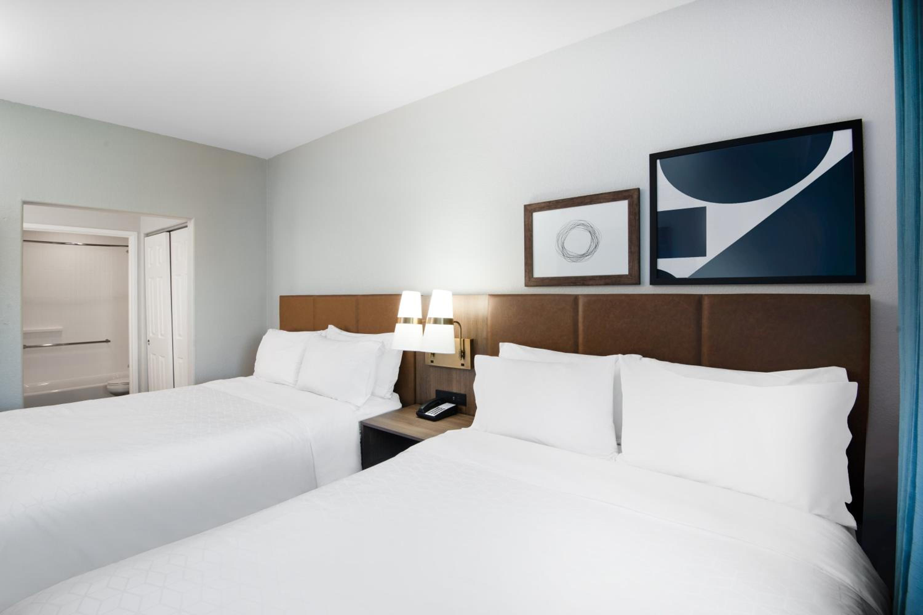 One-Bedroom Suite with Two Queen Beds - Photo 3