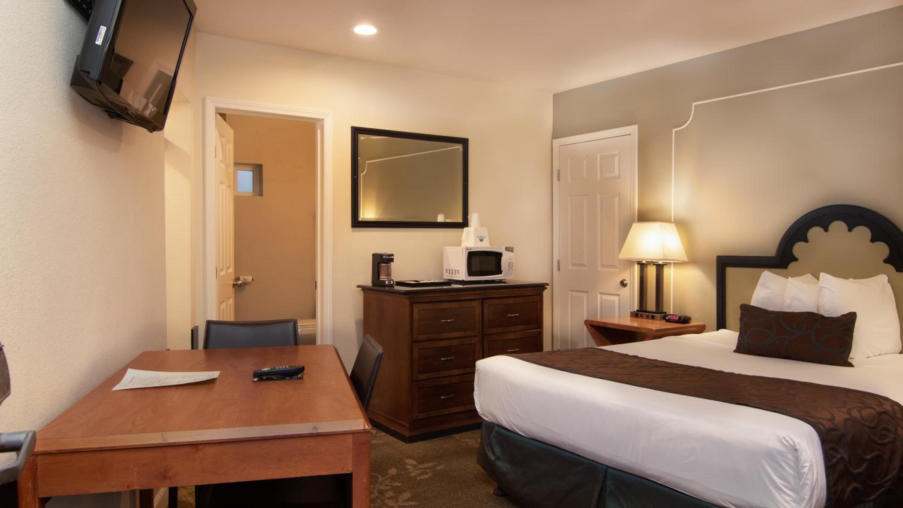 Queen Room - Non-Smoking - Photo 4