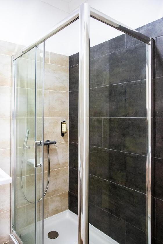 Double or Twin Room with Private Bathroom - Photo 7