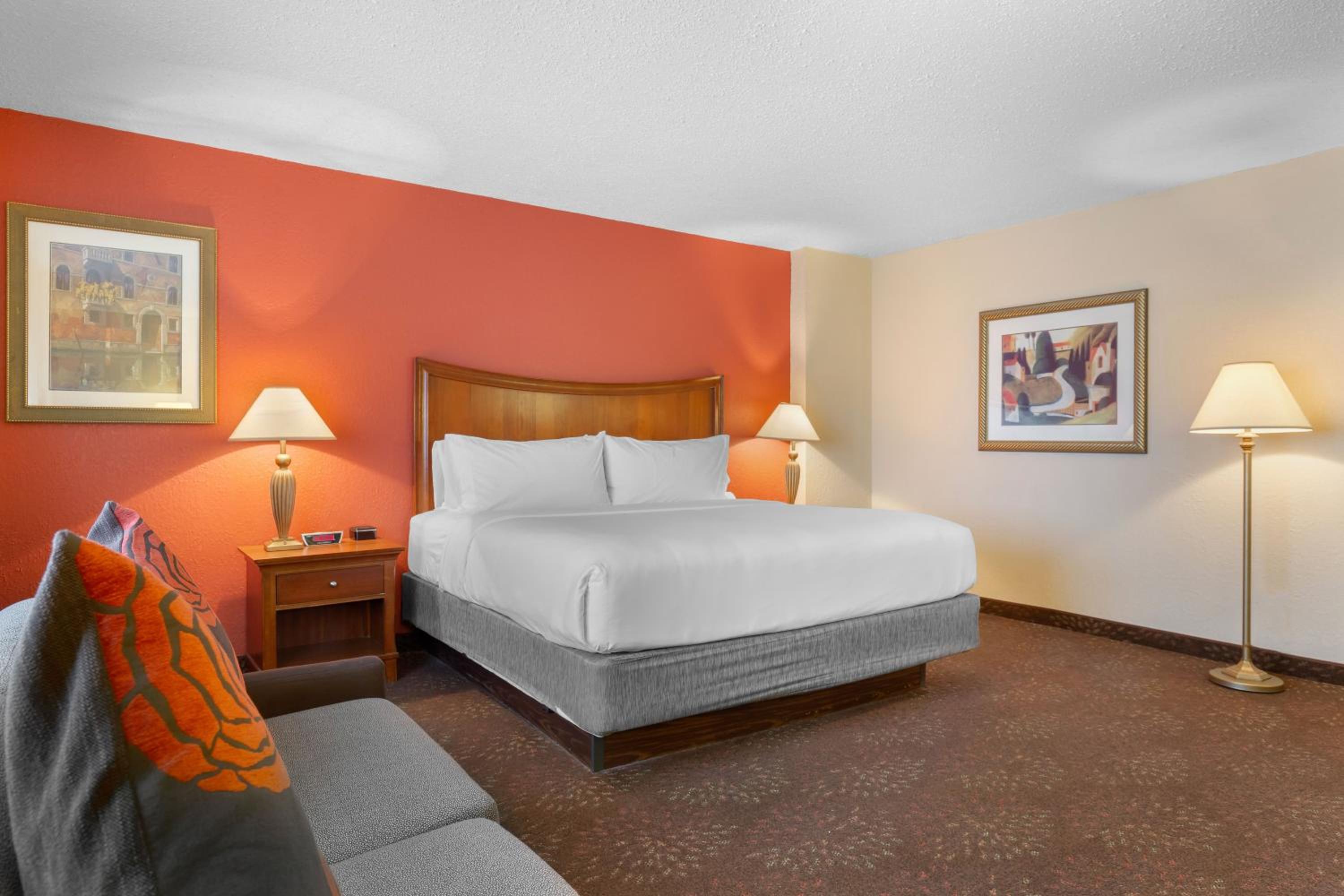 Standard King Room with Sofa Bed - Photo 4