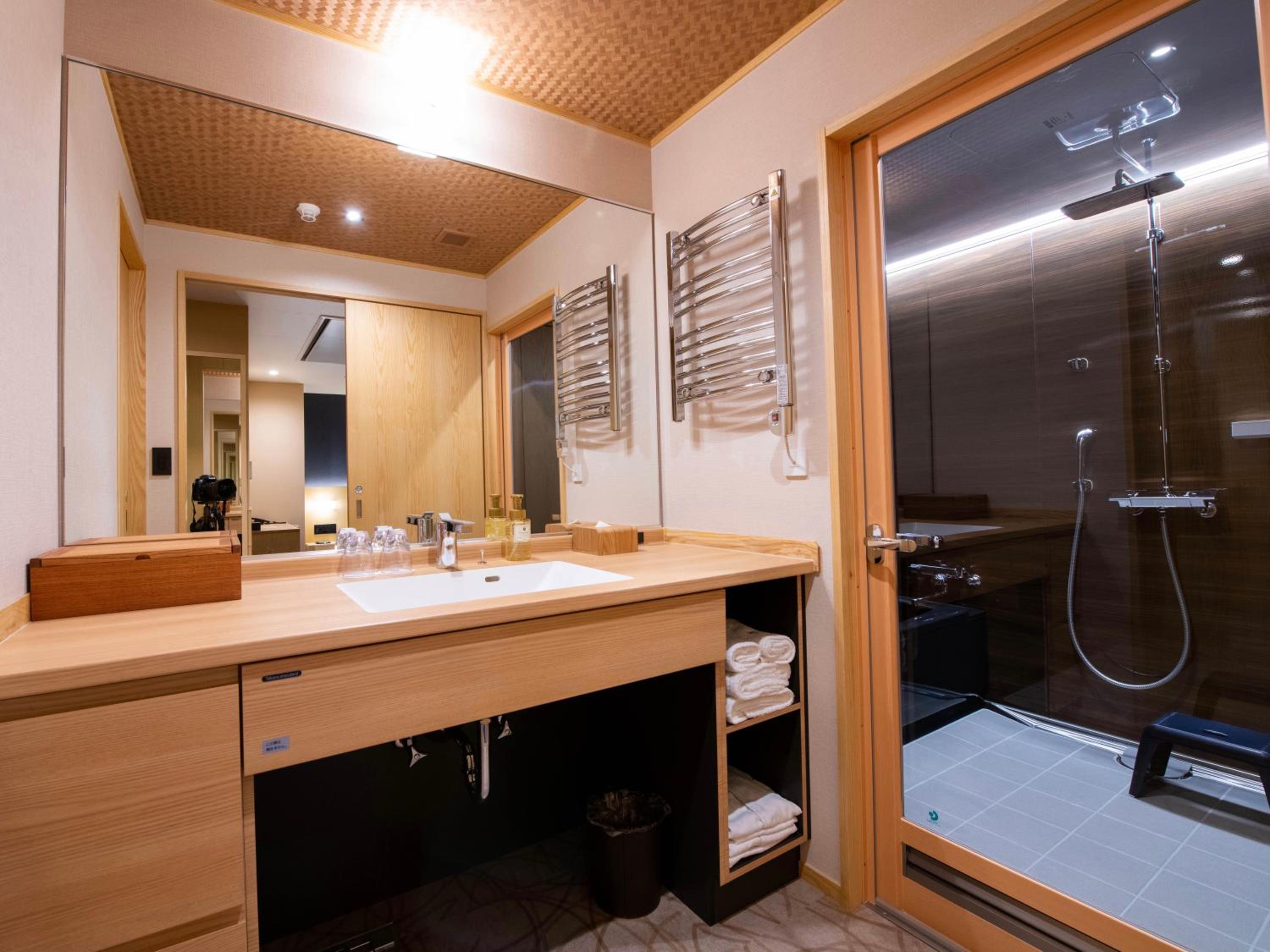 Deluxe King Room - Photo 12