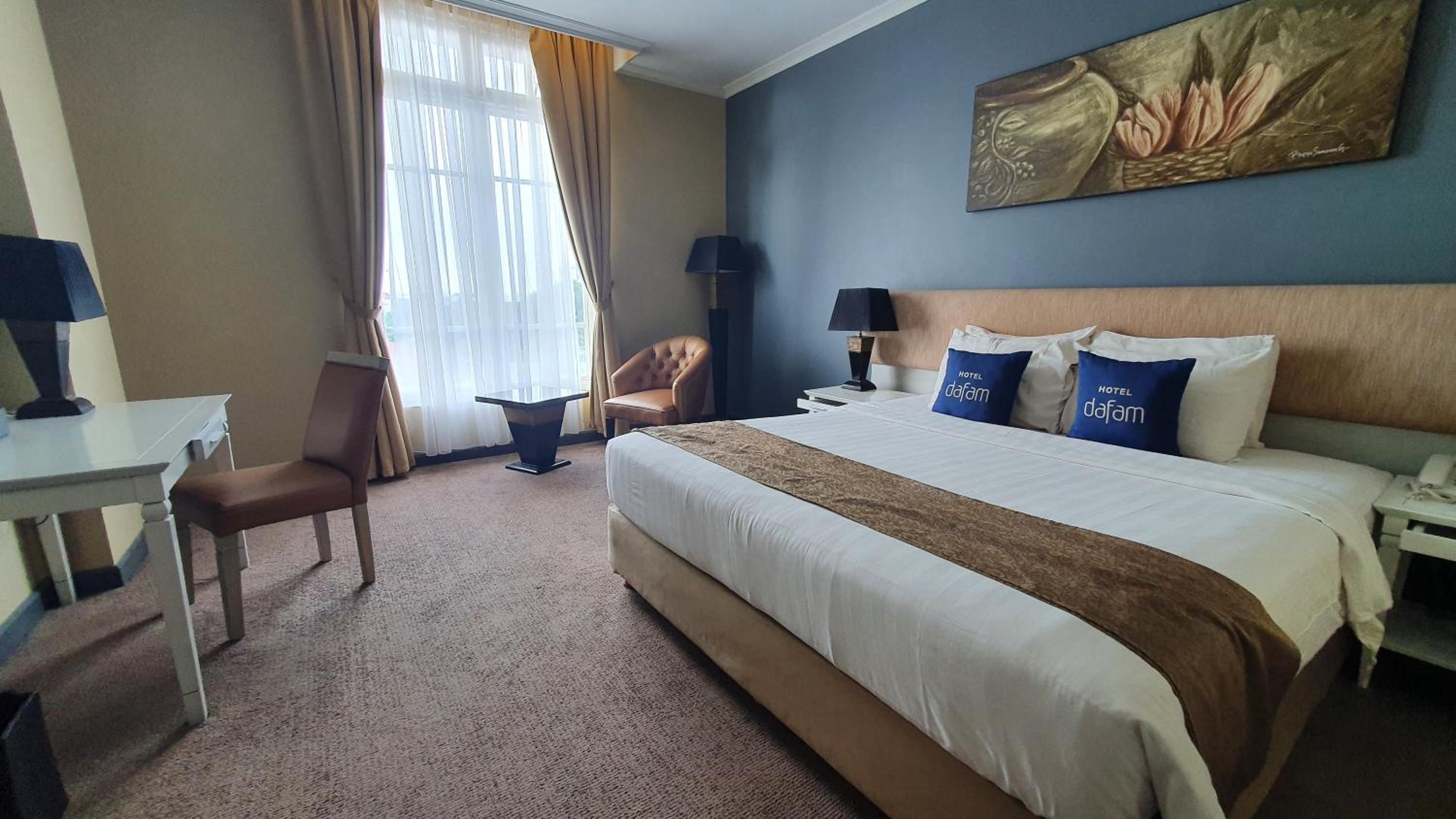Deluxe King Room - Non-Smoking photo 2