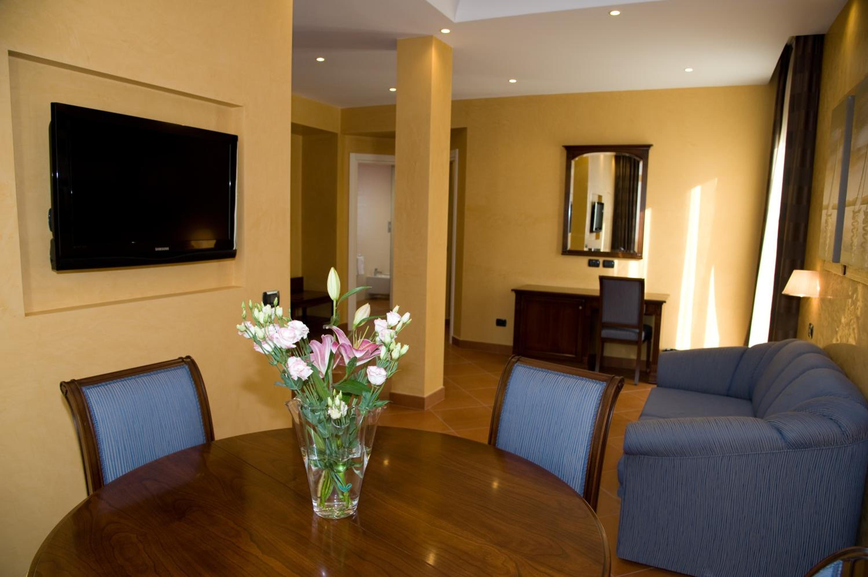 Suite - Photo 7