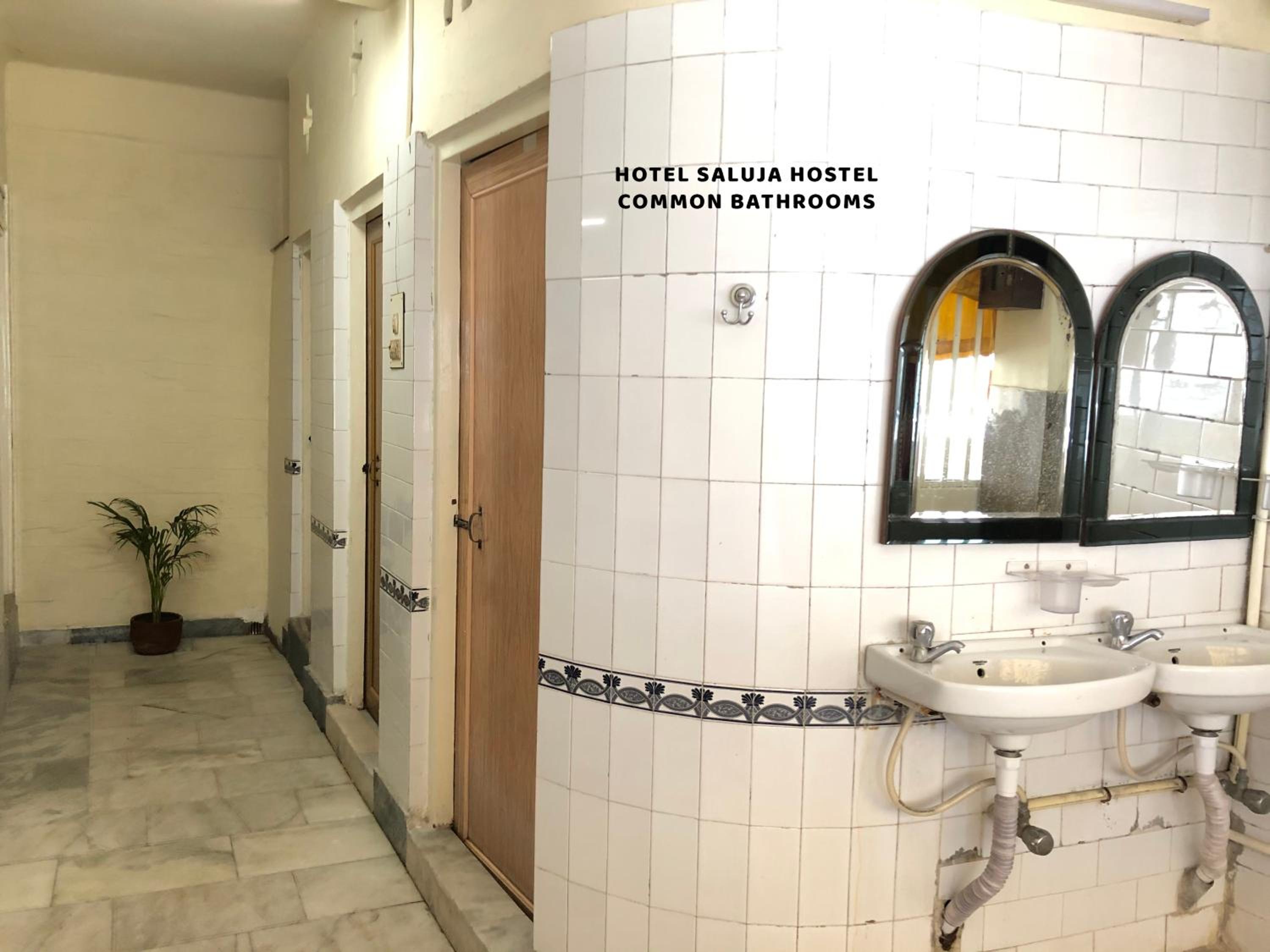 Twin Room with Shared Bathroom photo 2
