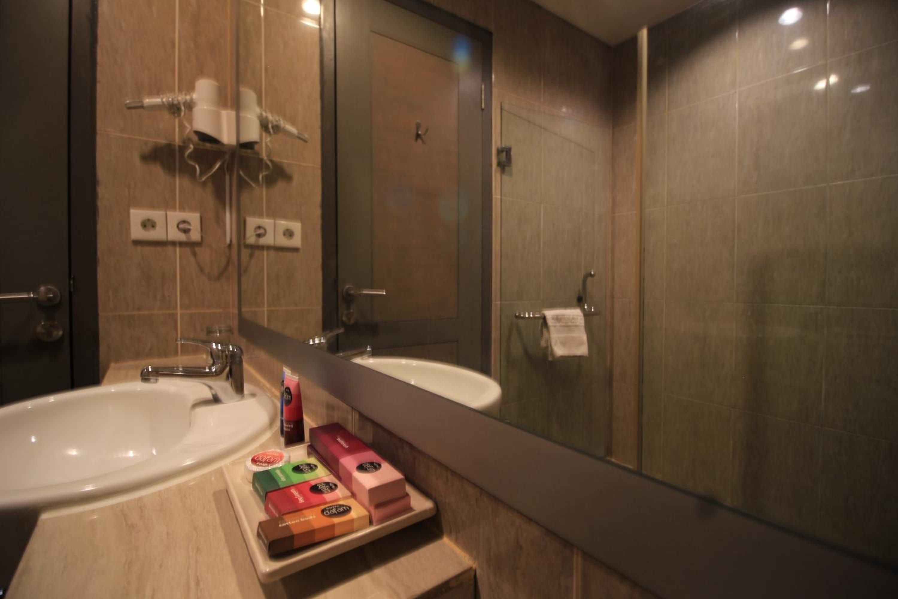 Deluxe King Room - Non-Smoking photo 3