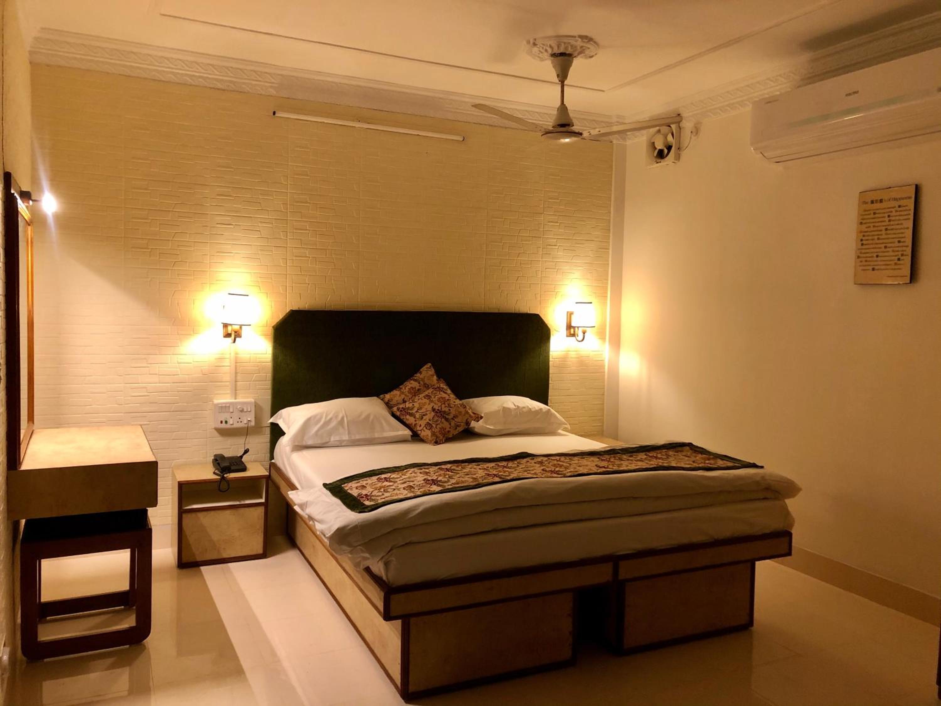 Suite - Photo 1