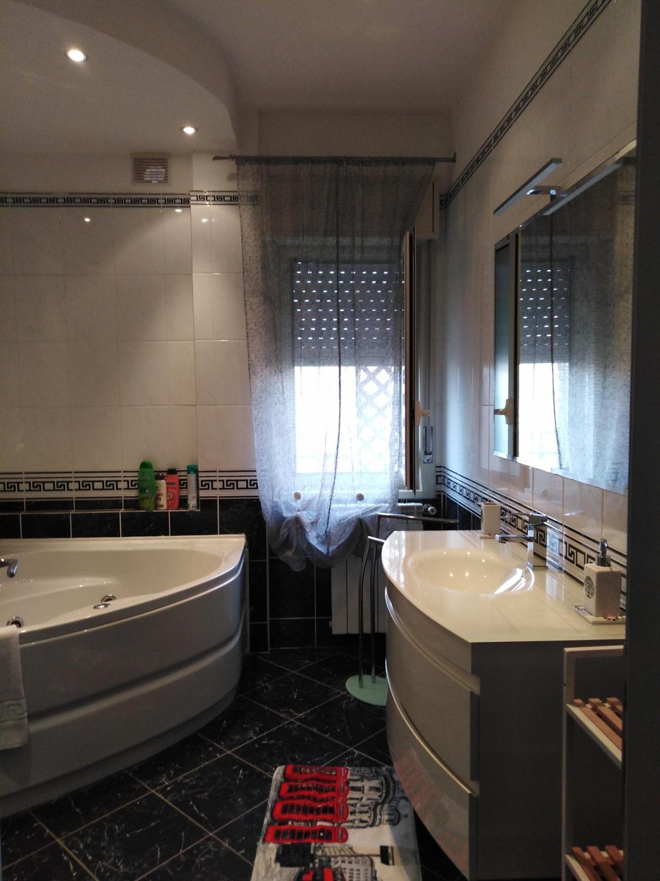 Double Room with Spa Bath - Photo 4