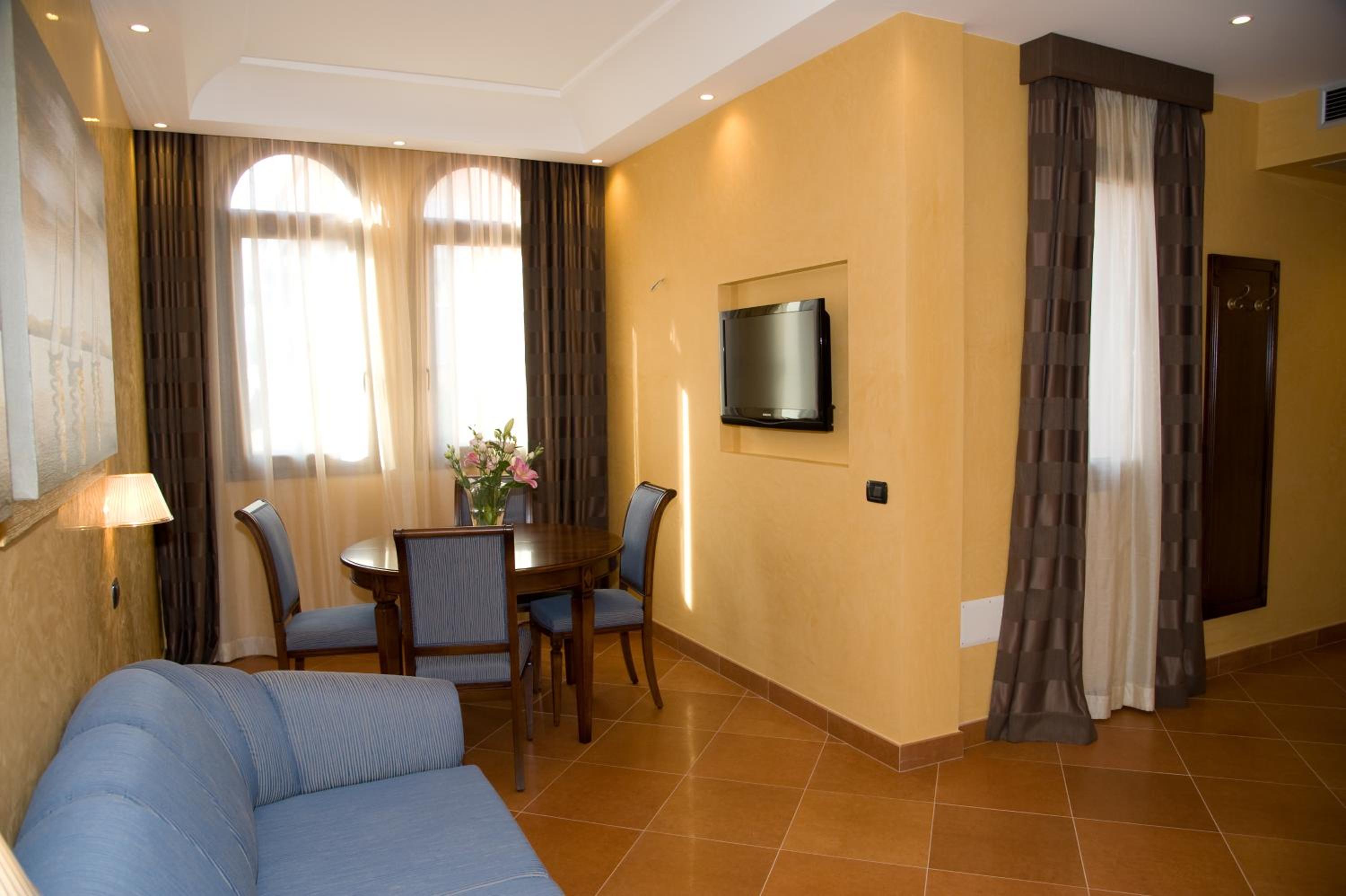 Suite - Photo 8