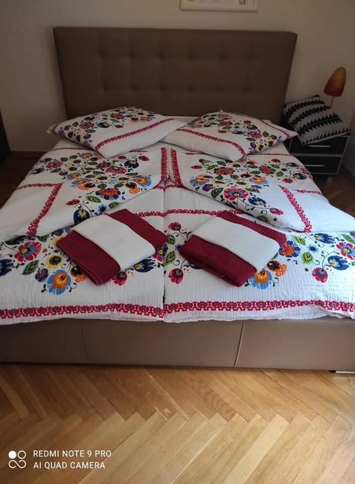 Large Double Room - Photo 1