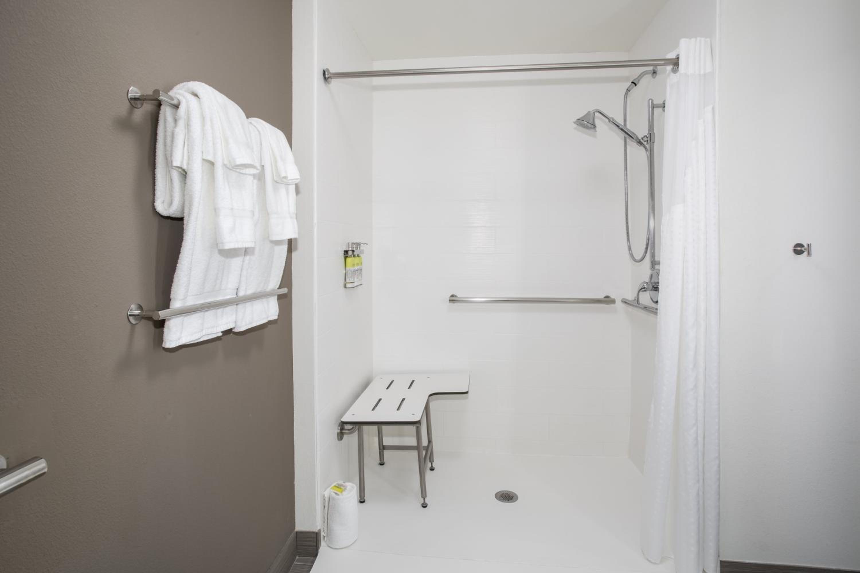 One-Bedroom Suite - Disability Access with Roll-In Shower