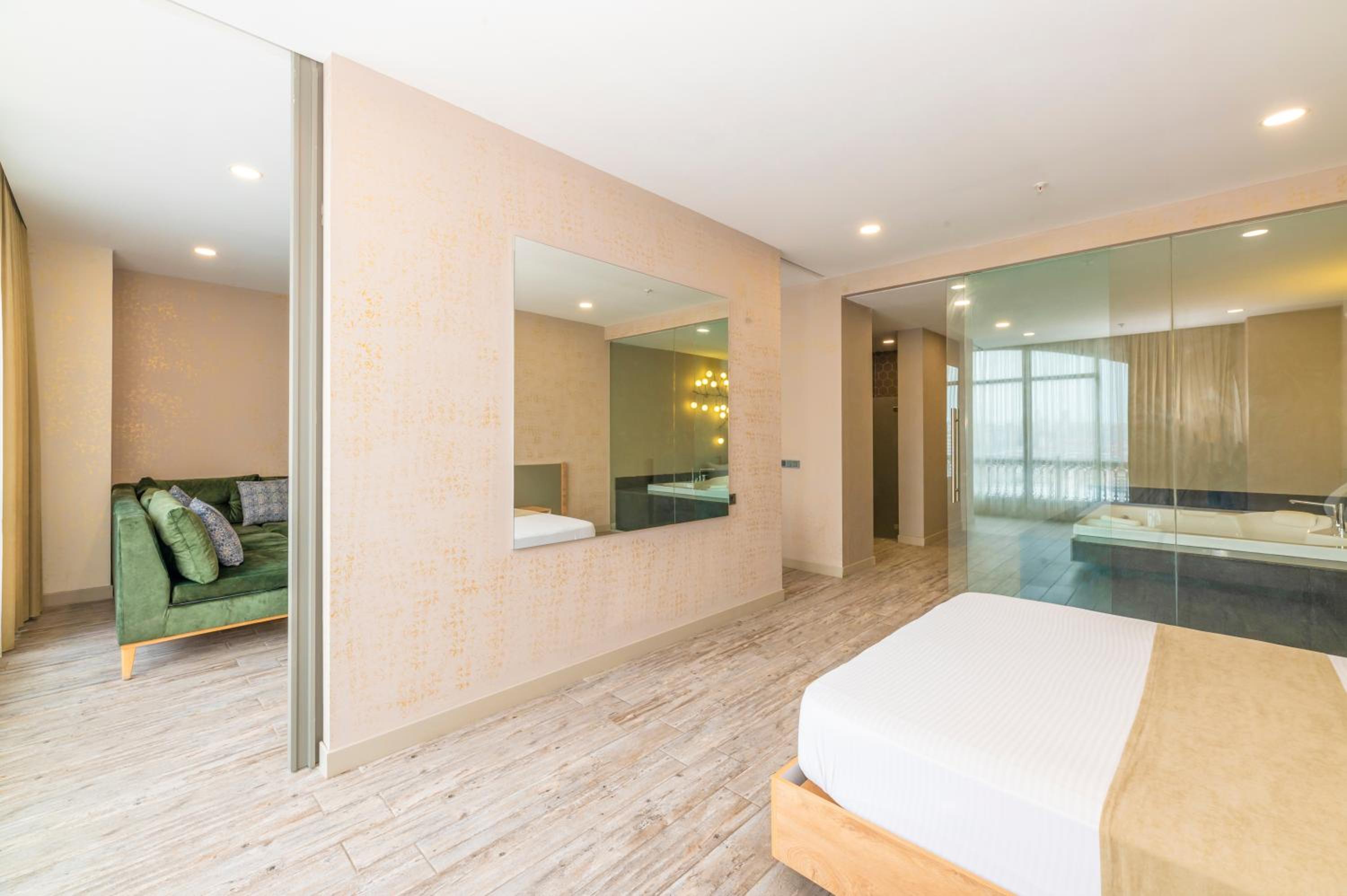 Superior King Suite photo 3