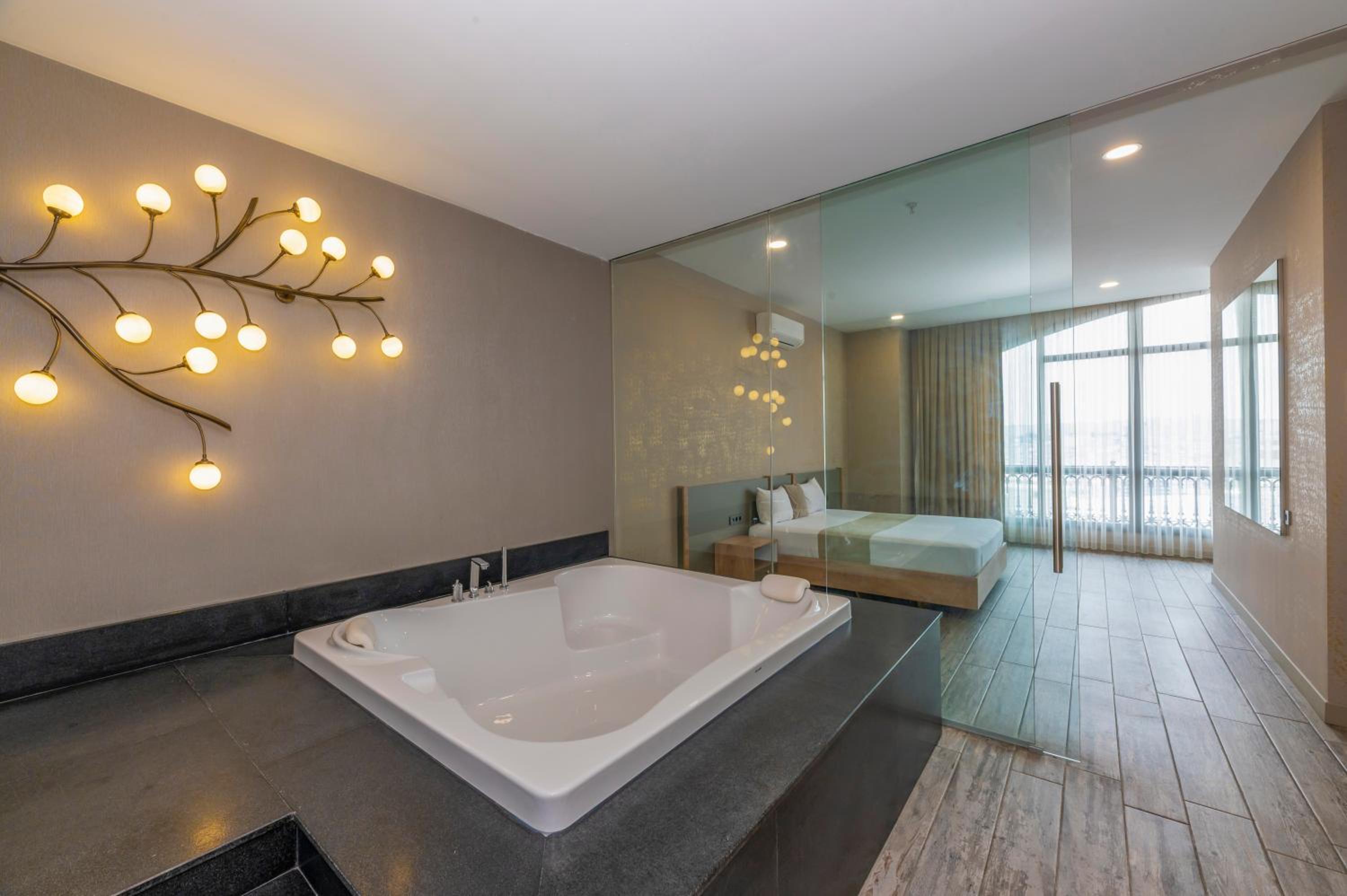 Superior King Suite photo 2