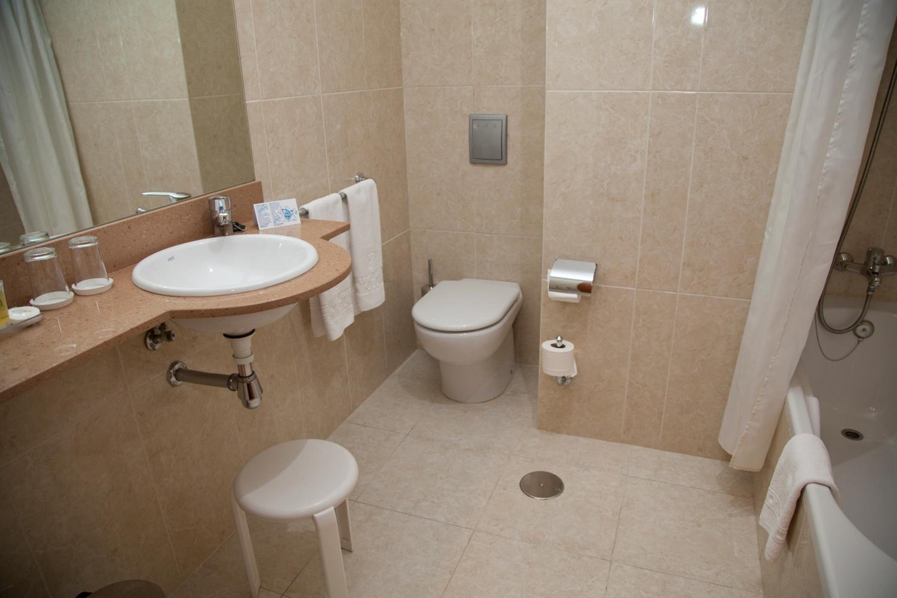 Double or Twin Room - Photo 7