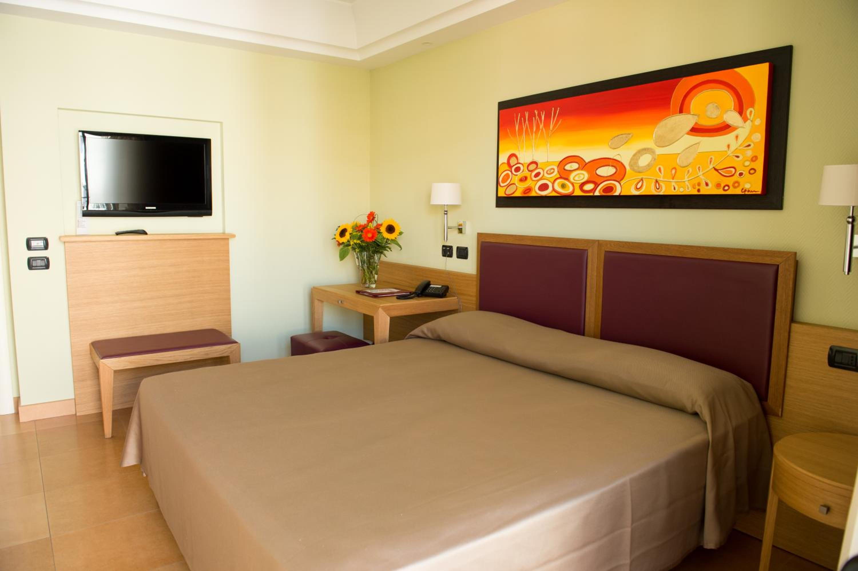 Standard Double or Twin Room - Photo 7