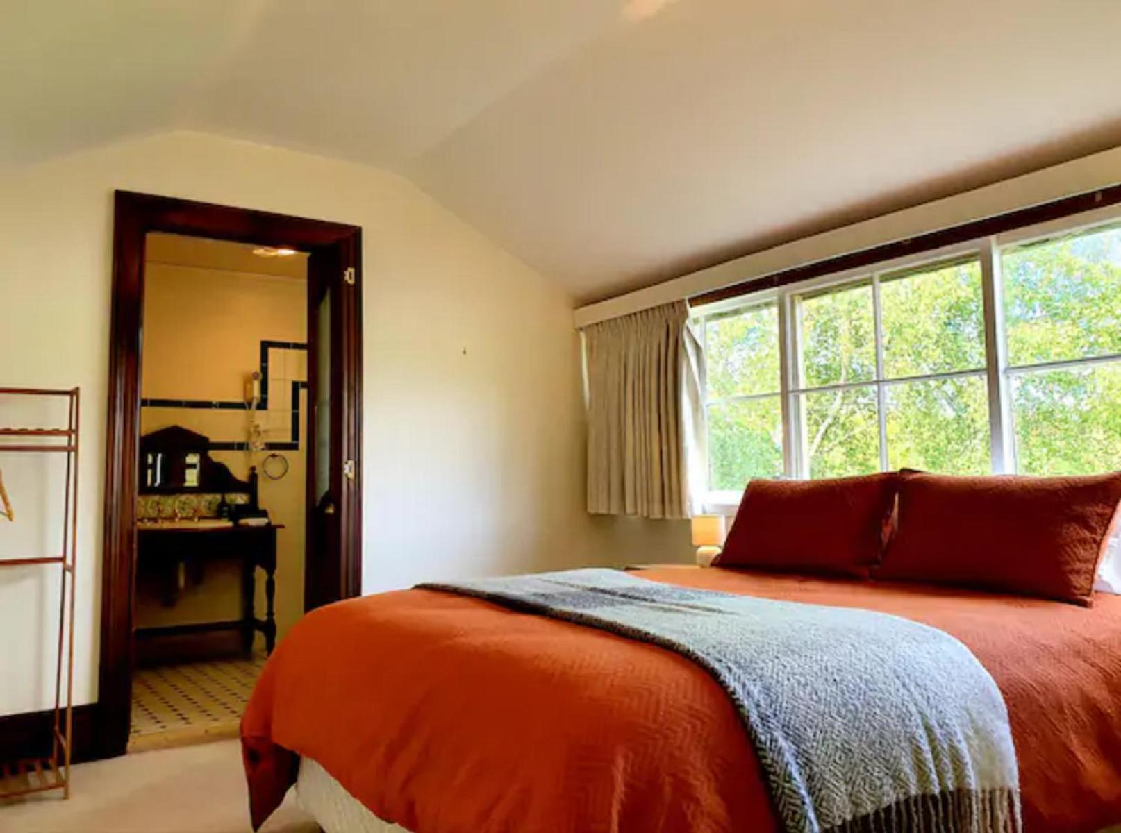 Deluxe Queen Suite photo 1