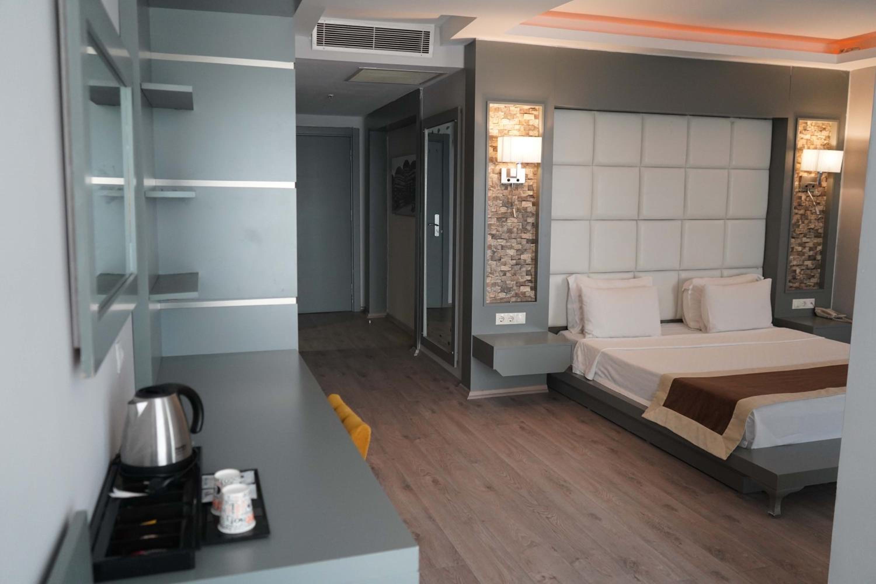 Deluxe Room with Sea View thumbnail 6