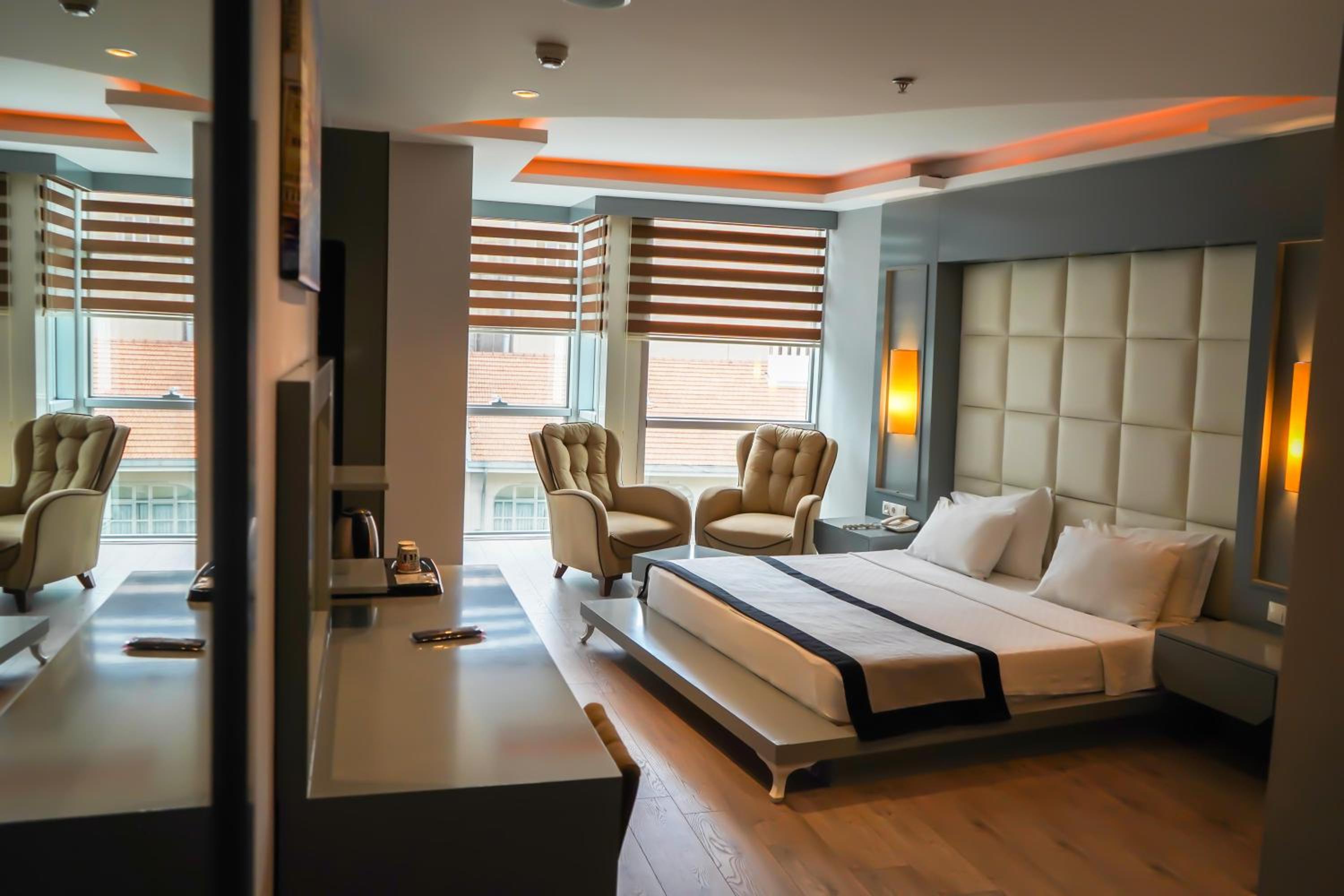 Junior Suite with City View thumbnail 5