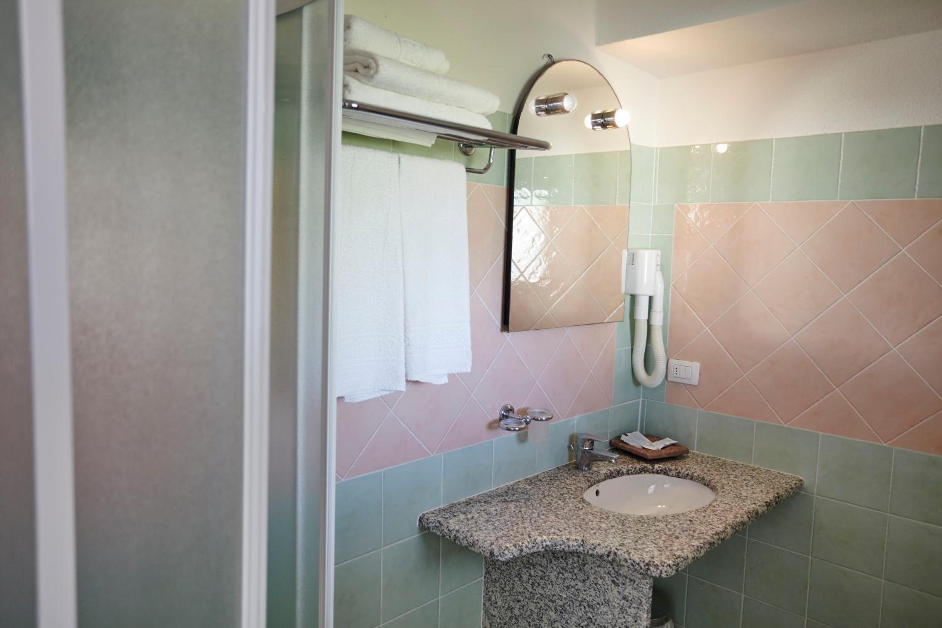 Superior Double or Twin Room with Garden View - Photo 3