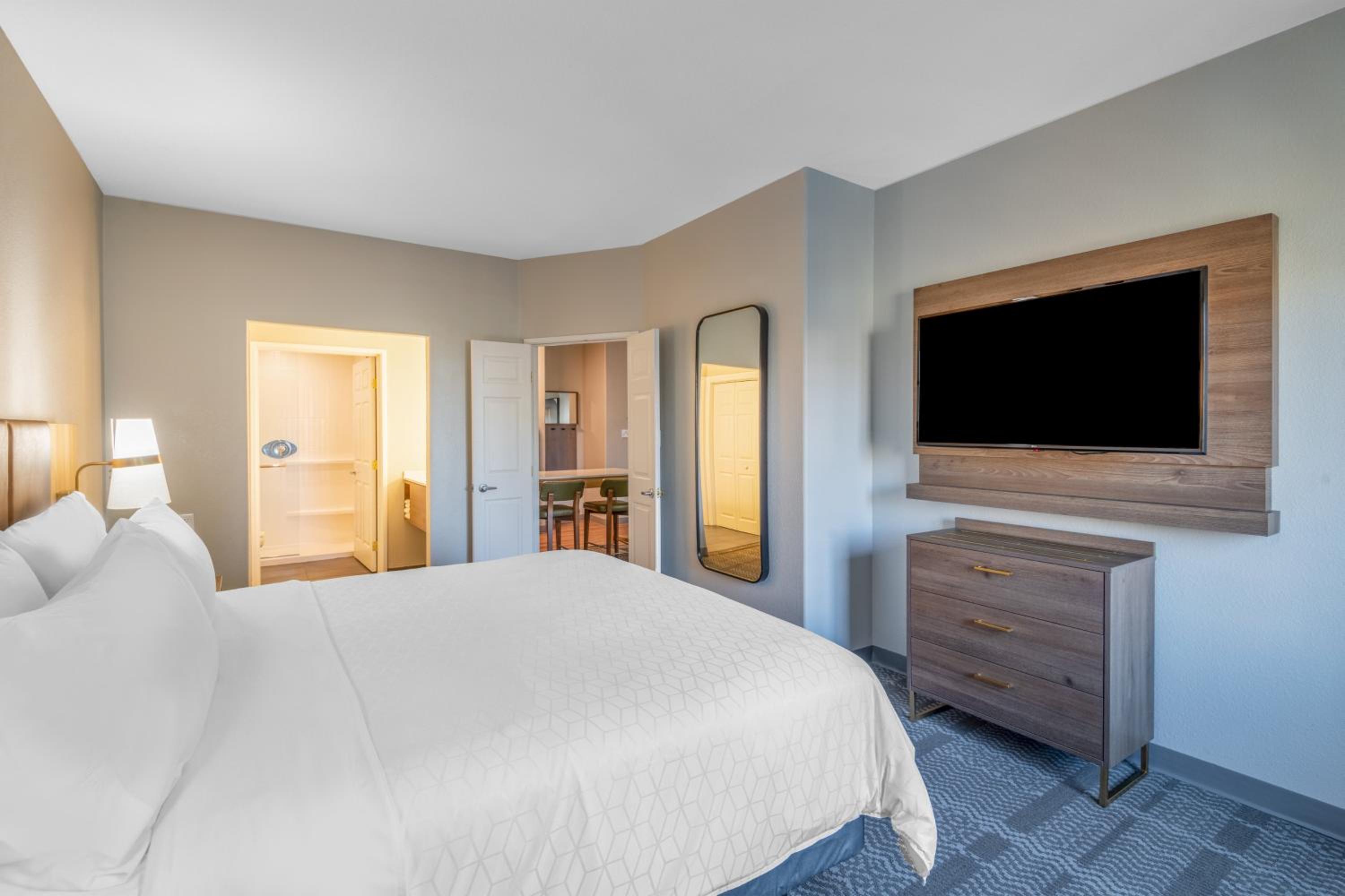 Two-Bedroom Suite - Photo 8