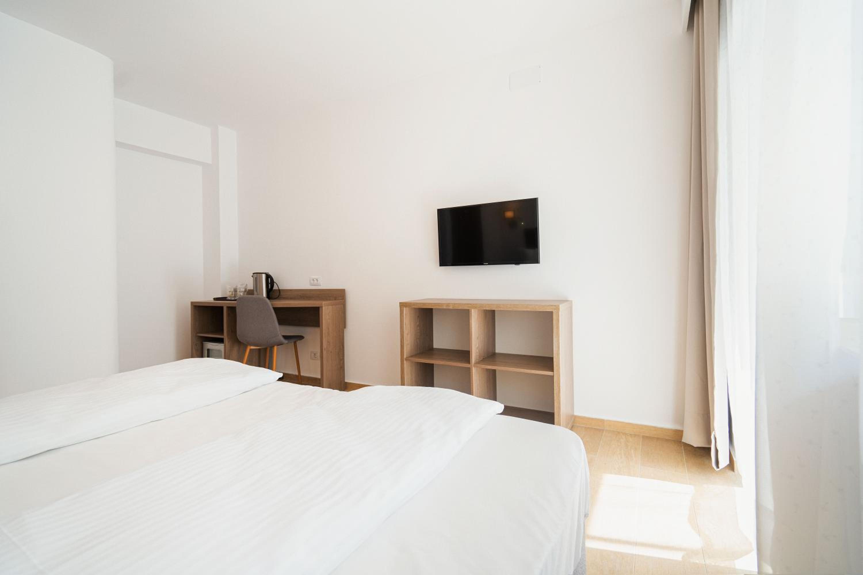 Queen Room with Balcony photo 2