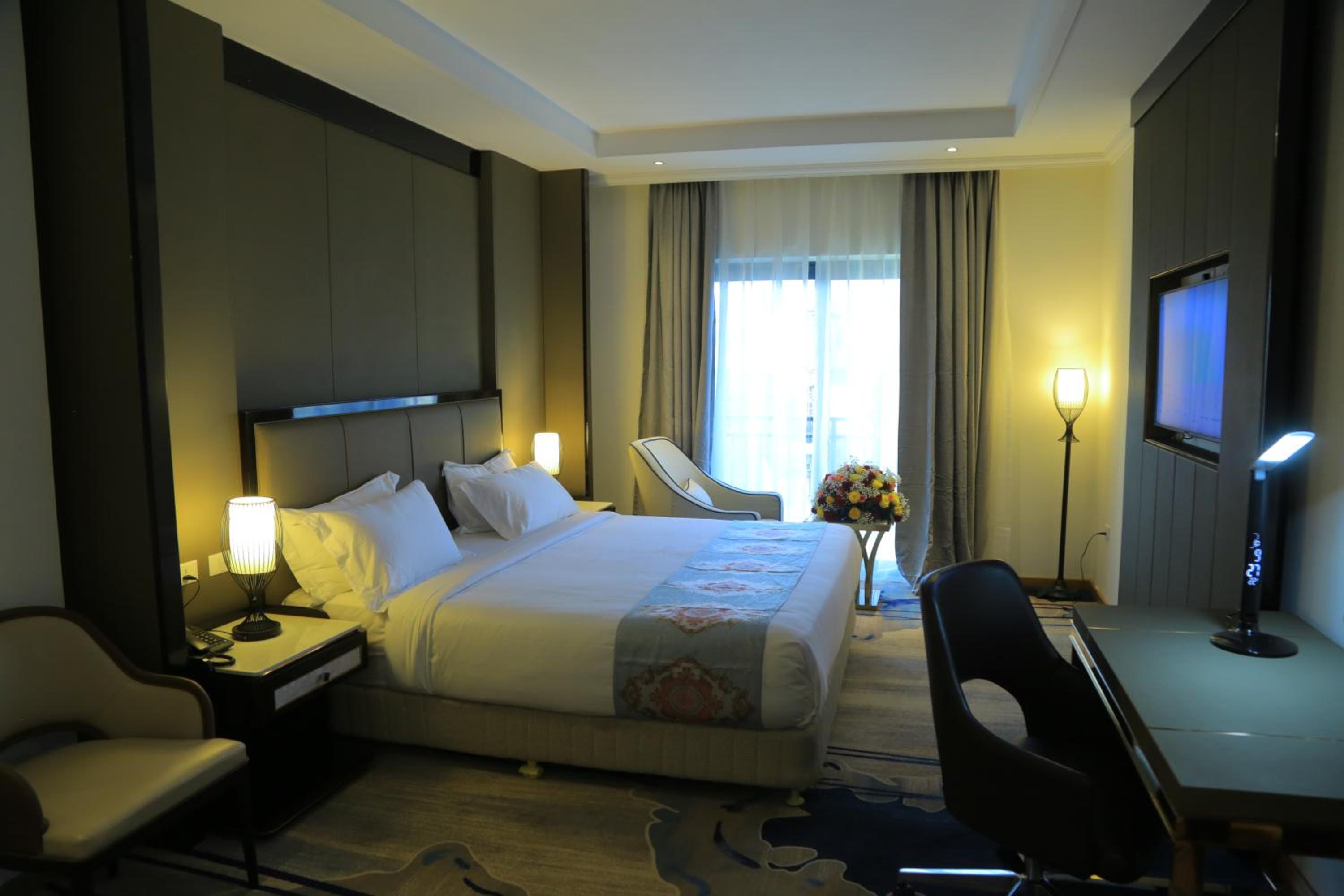 Executive Suite - Photo 3